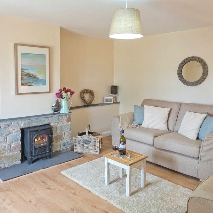 ⛵COTTAGE LIVING ROOM⛵⁣
⁣
This is Coastal Cottage's living room with a cosy wood-burning stove ~ perfect for cwtching in front of after a day of exploring the beautiful West Wales coastline 🌊⁣
⁣
Coastal Cottage sleeps up to 4 guests (2 bedrooms)⚓ wit