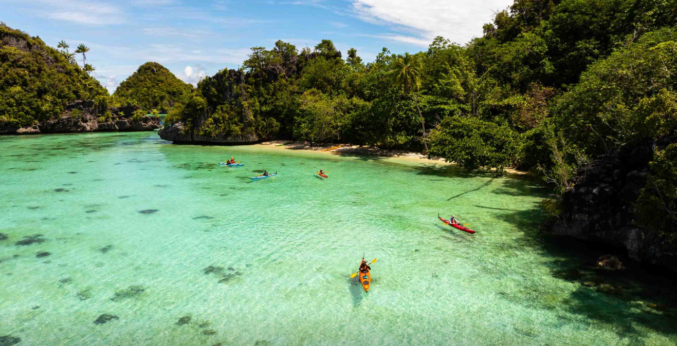 Adventure.com - Exploring 'the last paradise on Earth' in a sea kayak