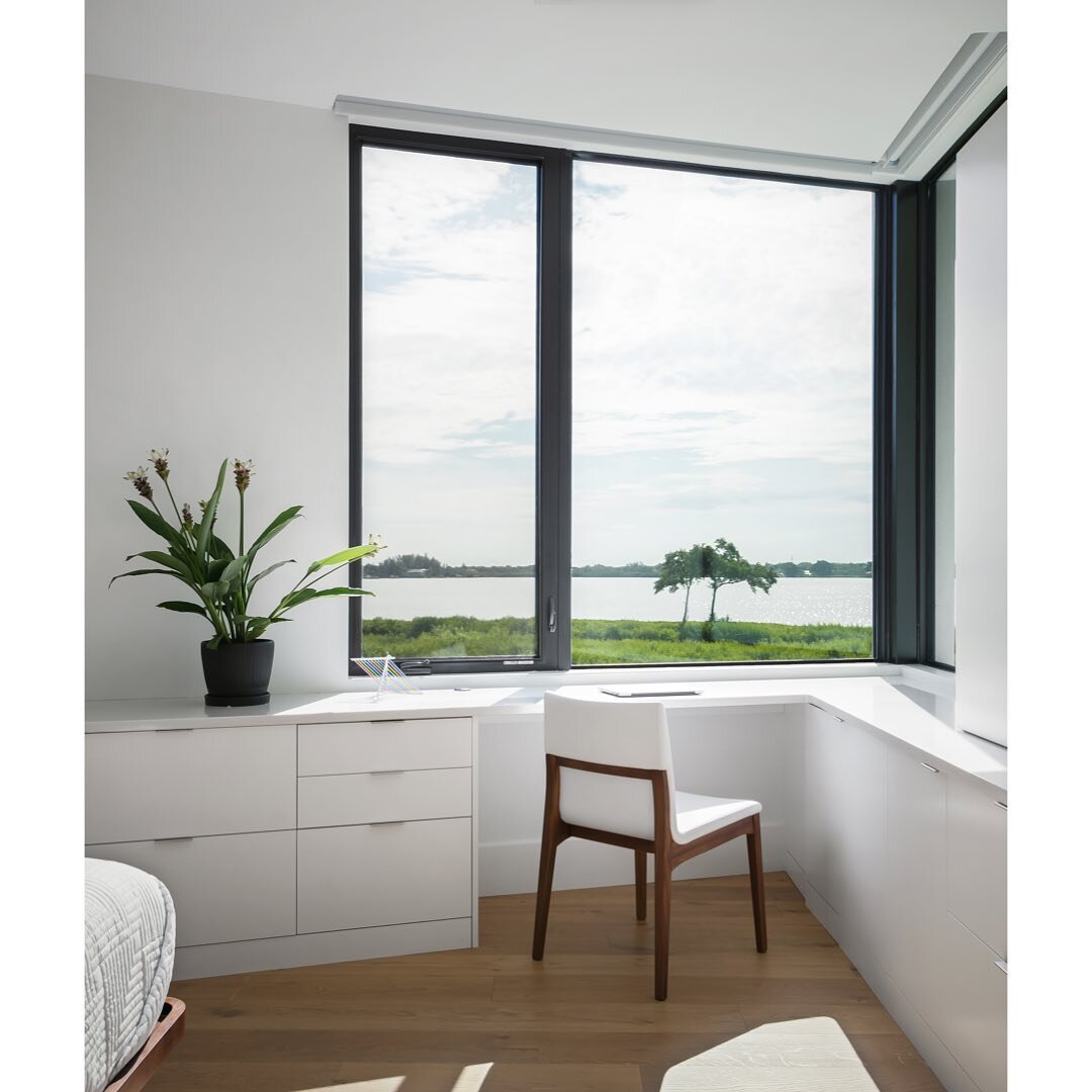 Corner desk...not a bad place to work from home. ⛵️#sweetsparkman #rossbuilt #palmasolamodern
&bull;
Builder @rossbuilt
Architect @sweetsparkman
Cabinetry Design @g2cabinetry
Installation @ninzanstudio
&bull;
&bull;
&bull;
#cabinetry #custom #nkba #m