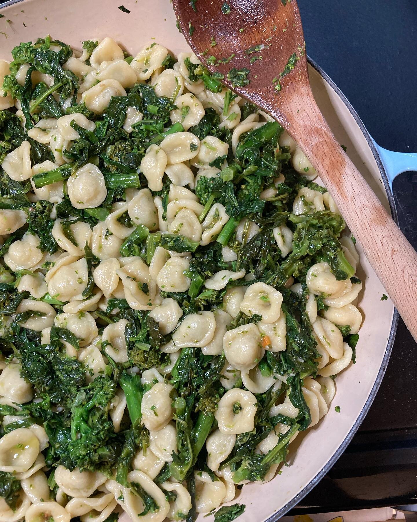 Spring was in the air today so it was only right to make pasta with broccoli rabe for Sunday dinner 🇮🇹

You can find the recipe on my website under pasta 🙌🏻