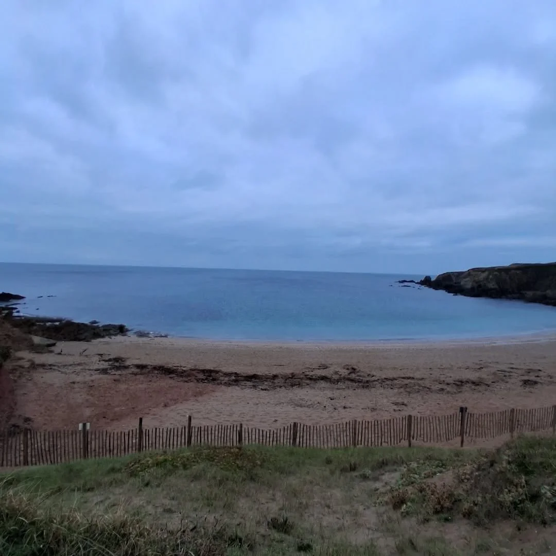Back to coaching swimming this morning and Sunday.
Stunningly clear water to swim in, and so so calm. Perfect for a 30-minute session working on wider hand entry, confidence over the submerged rocks, and how to glide for longer.
If you need some guid