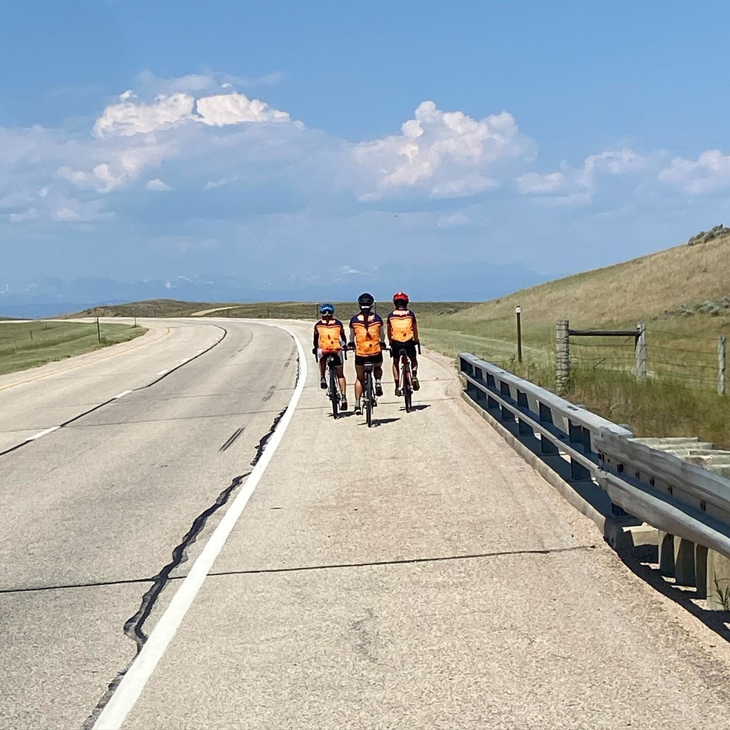 Day 43: We made it to the base of the Bighorn mountains and now we&rsquo;re prepping for our big climb tomorrow! Throughout the day we biked and danced our way through some strong headwinds from Gillette to Buffalo, WY hitting 71.1 miles 💨🚴🏼!
**Fo