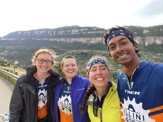 Day 45: We left Meadowlark Lake and had a beautiful ride down towards Thermopolis, WY hitting 79.7 miles! This was one of our top favorite rides yet! ⛰ 🚴🏼 
**Follow our team blog below**
http://illini4000.org/journals
.
.
.
.
#illini4000 #illini400