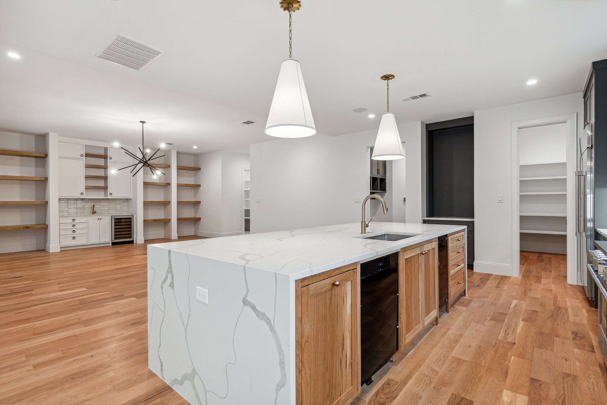 3 - 7912NimrodKitchen island dining.jpg