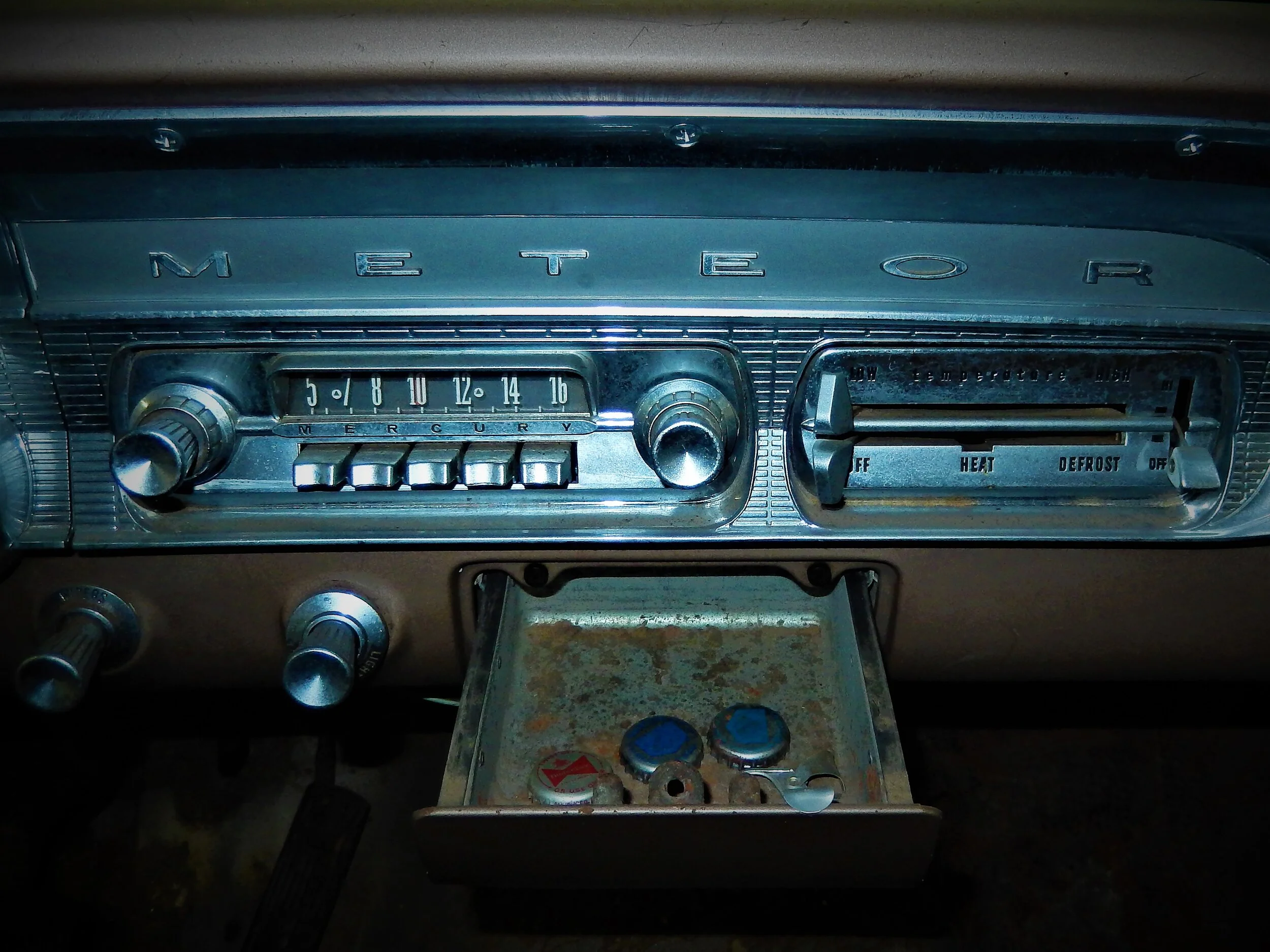  The dashboard and ashtray of a Mercury Meteor. 