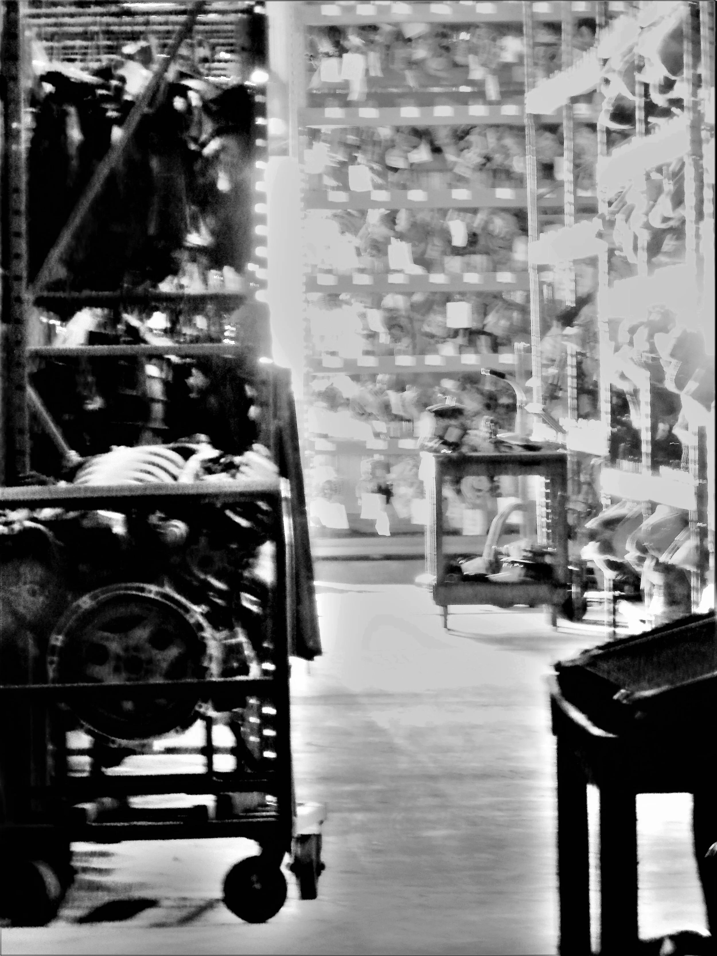  Used auto parts in a warehouse. 