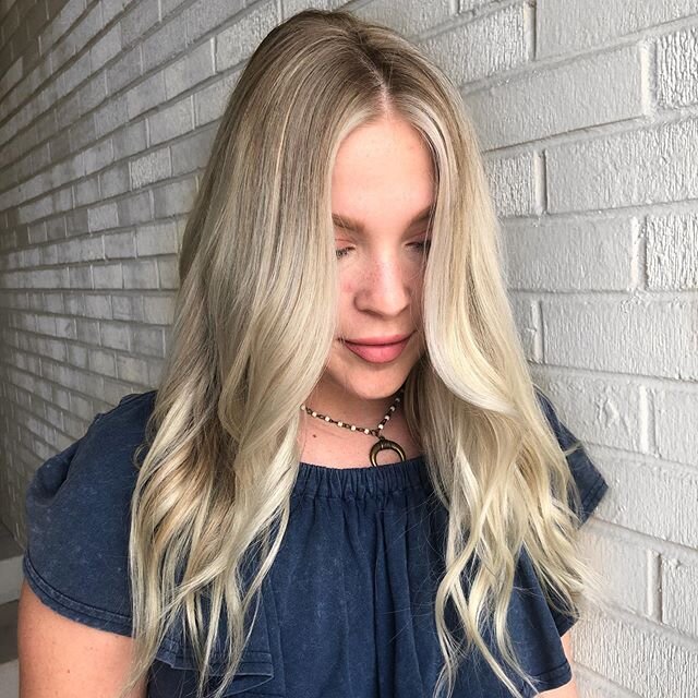 Baby lights with a money piece! @alifdarnell giving us a champagne platinum vibe 🥂🍾 we love!
#kevinmurphysalon #kevinmurphyhair #kevinmurphyproducts #cookevilletn #cookevillehair #cookevillehairstylist #cookevillehairsalon #kevinmurphyusa #lovekm #