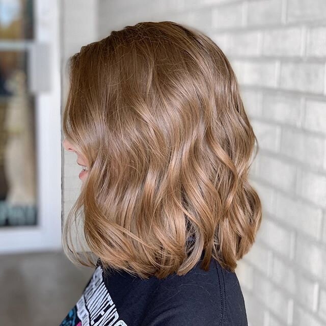 A CHOP ! ✂️ by @jharleyxo utilizing Young.Again Oil
Shimmer.Shine and
Session.Flex Finishing Spray
#rootssaloncookeville #cookevilletn #cookevillehair #cookevillehairstylist #cookevillehairsalon #cookevillehaircolor #colorsafe #crueltyfree #sulphatef