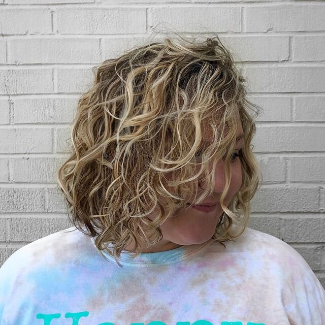 Waaavvvyyy 🌊✨ a complete chop by @yourcurlfriendstevie how cute ?!
#devacurl #devacuts #devagirlproducts #devagirl #curlyhair #curls #curlyhairstyles #texturedhair #rootssaloncookeville #rootssalon #cookevillehair #cookevillesalon #cookevillehairsty