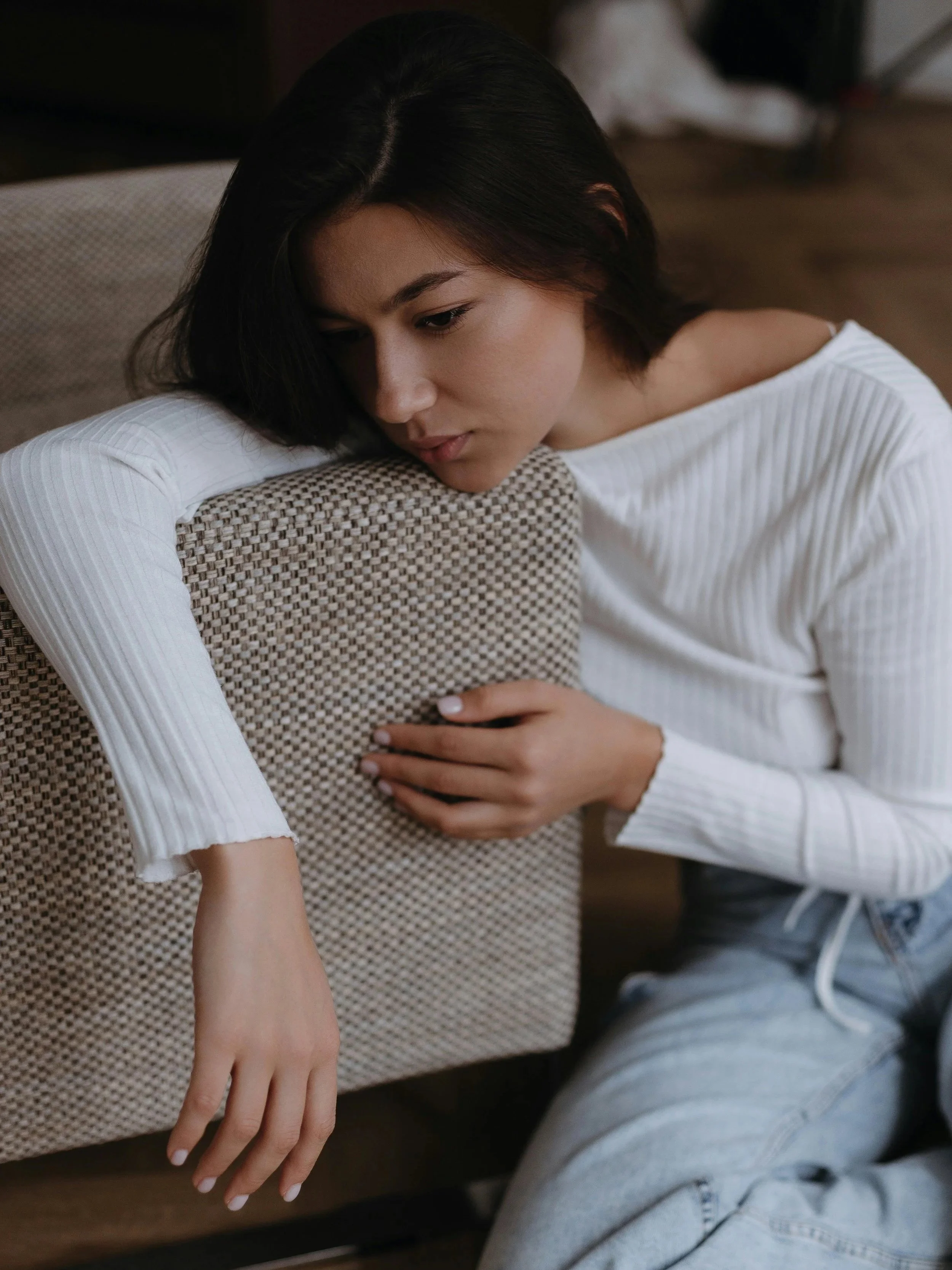 Woman in psychotherapy to treat abuse, in person in Toronto and Vaughan, and online across Ontario using approaches like AEDP, EMDR, IFS, and CBT.