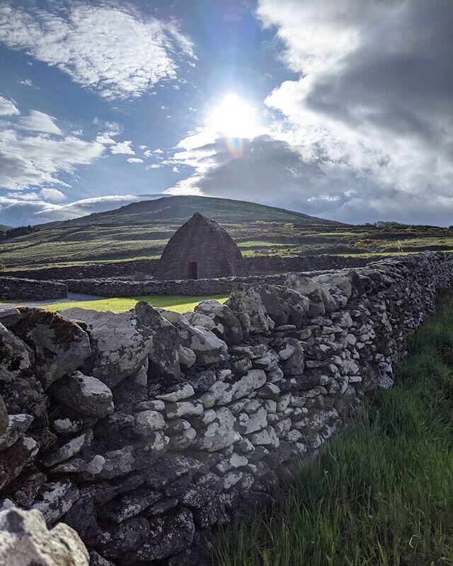 Passed this special spot on my morning walk.

Gallarus, standing here in corbelled stone from somewhere between the 6th and 12th century. That is fair few sunrises and sets :) .
.
.
#gallarusoratory #dingle #kerry #ireland #wildatlanticway #stone #mo