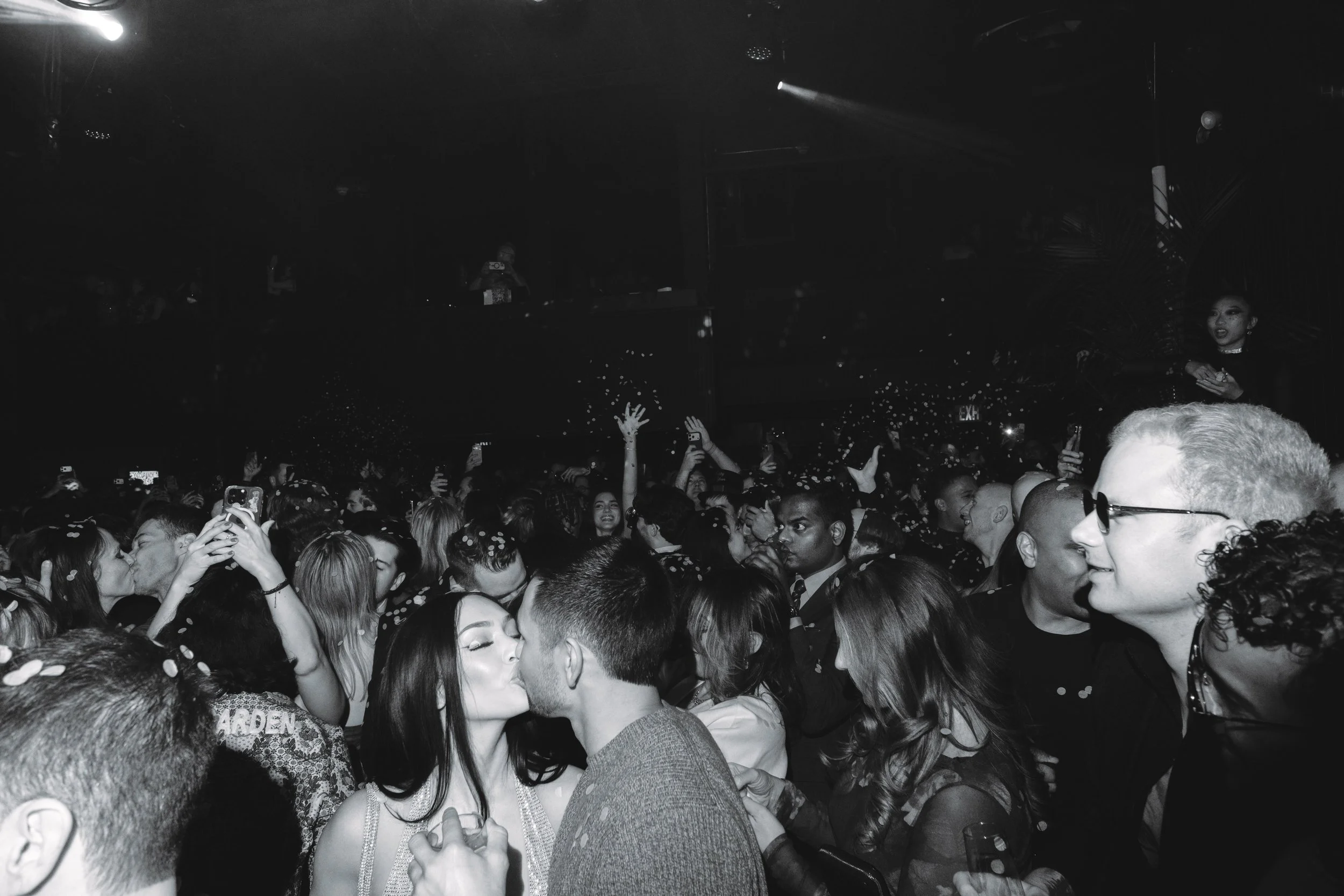 couple kissing on dancefloor at unique NYC Venue for sustainable catering