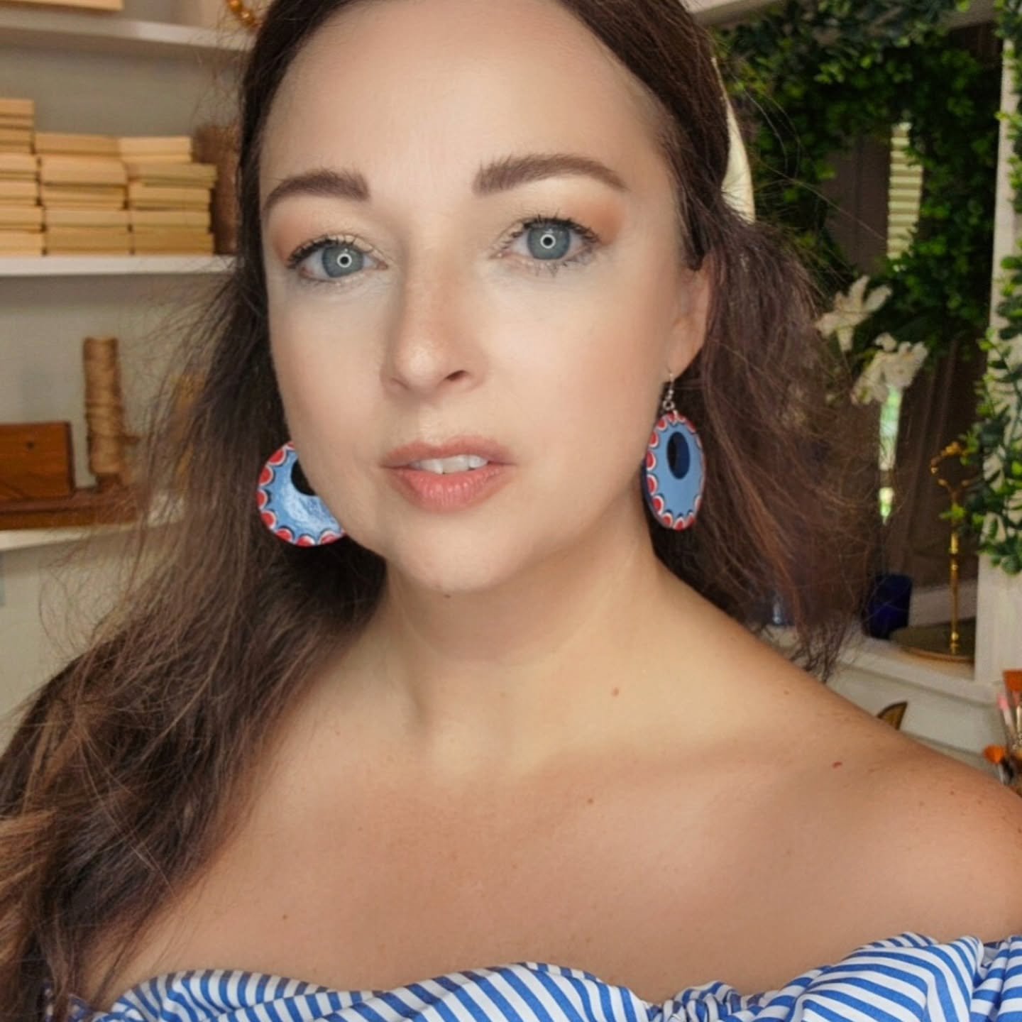 When I started painting these earrings, I knew I wanted a hint of Americana, summer vibes, and a whole lot of fun.

The French Blue base is the perfect backdrop for the red, white, and blue scalloped edges. 

I LOVE that they are perfect for summer t