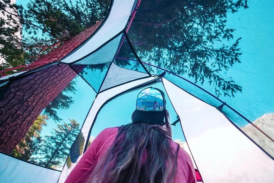 Daydreaming in the woods…
I’m teaming up with @puddles2oceans for a fun GIVEAWAY of their “Flowers in Her Hair” hat, which I took on my recent trek to top of the tallest point in the contiguous US!  Each hat in their collect