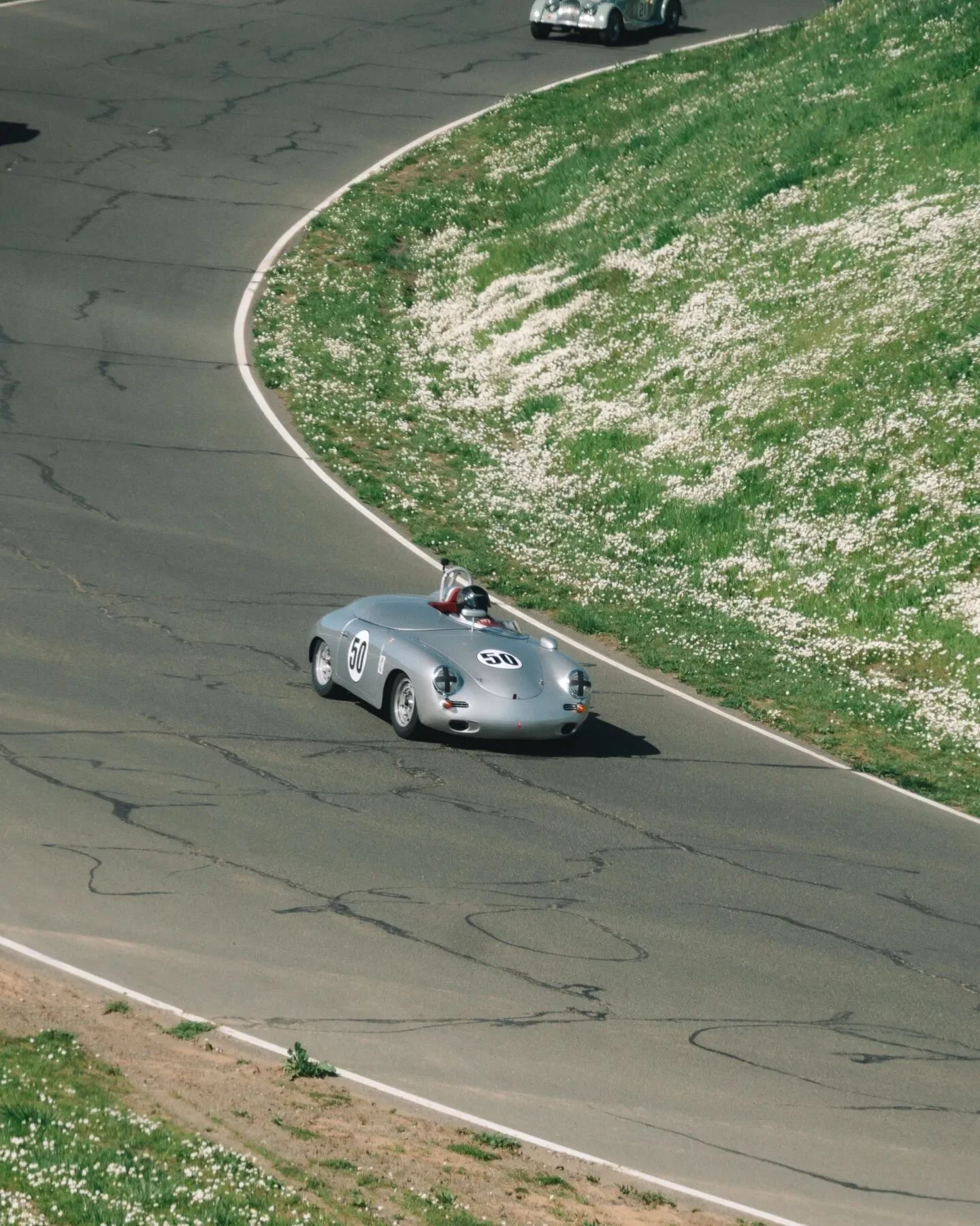 Spring time looks great on you @racesonoma 🌼

#huffakermotorsports #MGB #mgbroadster #mgbgt #mg #mgmotors #britishmotors #classicracing #chevron #vintageracer #vintageracing #racinghistory #motorsport #racetastefully #racingclub #racing #racecars #t