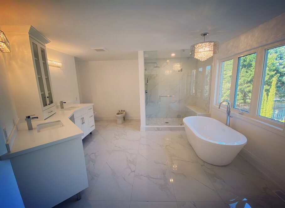 Master Ensuite Remodel. We&rsquo;re not completely done yet, but we couldn&rsquo;t wait to post about this transformation! Swipe &gt;&gt;

#CrosslinkHomes #Renovations #CustomHomes #Washroom #Bathroom #Tub #Freestandingtub #FreestandingFaucet #Faucet