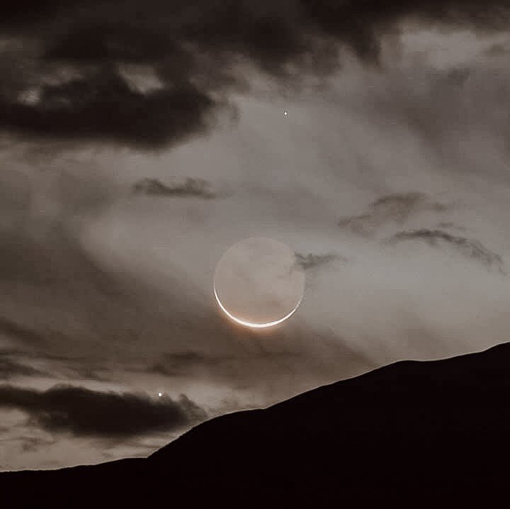 In the delicate arc of the waxing crescent moon, we witness the gentle promise of new beginnings. A time when the moon, like a budding flower, brims with aliveness and begins her journey out of the dark void of no-thing and into the light.

Her lumin