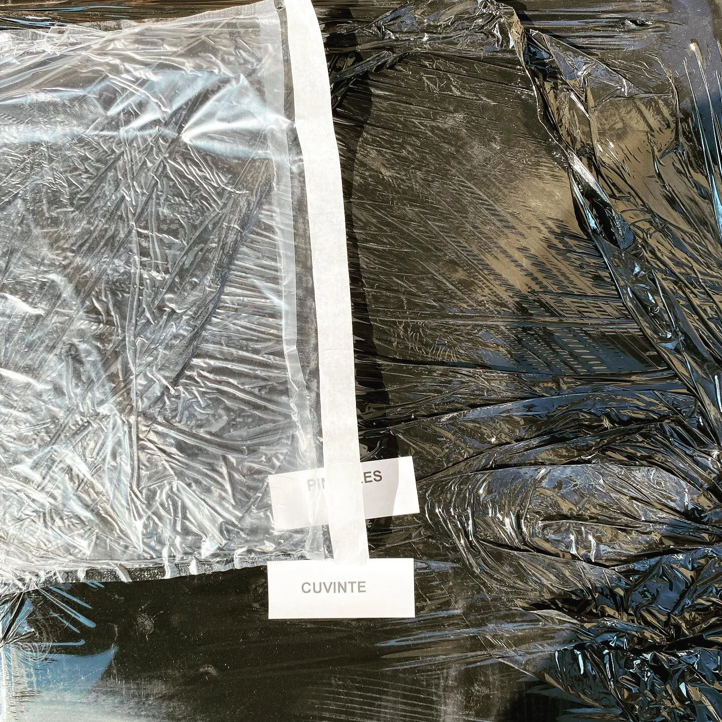 A ajuns ceva &icirc;n &ldquo;poștă&rdquo;. 
93 de kg de ceva.
@somnu5or /// @pinholesband