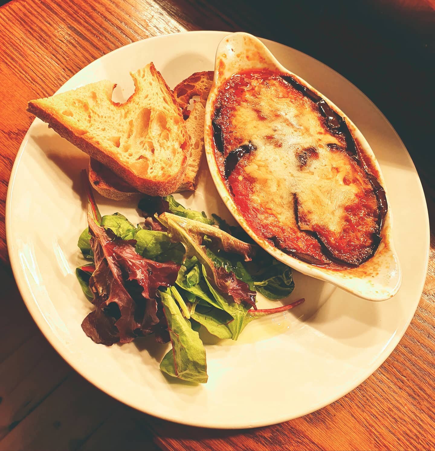 PARMIGIANA ❗🍴

Aubergine, tomato sauce, parmesan, mozzarella, basil, mix salad, sourdough bread. 

DIG IN 🍴❗

#foodie #foodlover😍 #foodies #parmigiana #italianfood #vegetarian #chiswick #chiswickpub #chiswicklocals #chiswickfood 

@queens_head_chi