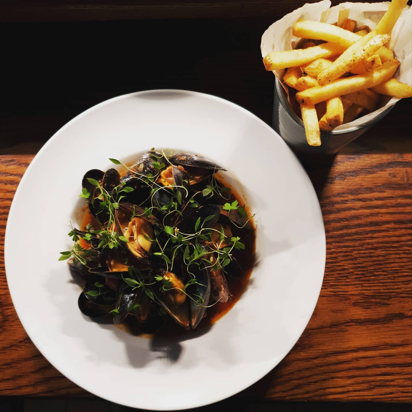 Get &pound;10 off food and soft drink today with our eat out help out offer‼ 
.
.
.
Mussels Marinara.

Mussels, garlic, shallots, white wine, tomato sauce,  thyme, parsley.
Come with a skinny fries or sourdough bread on the side. 🍽🍽🤤🤤