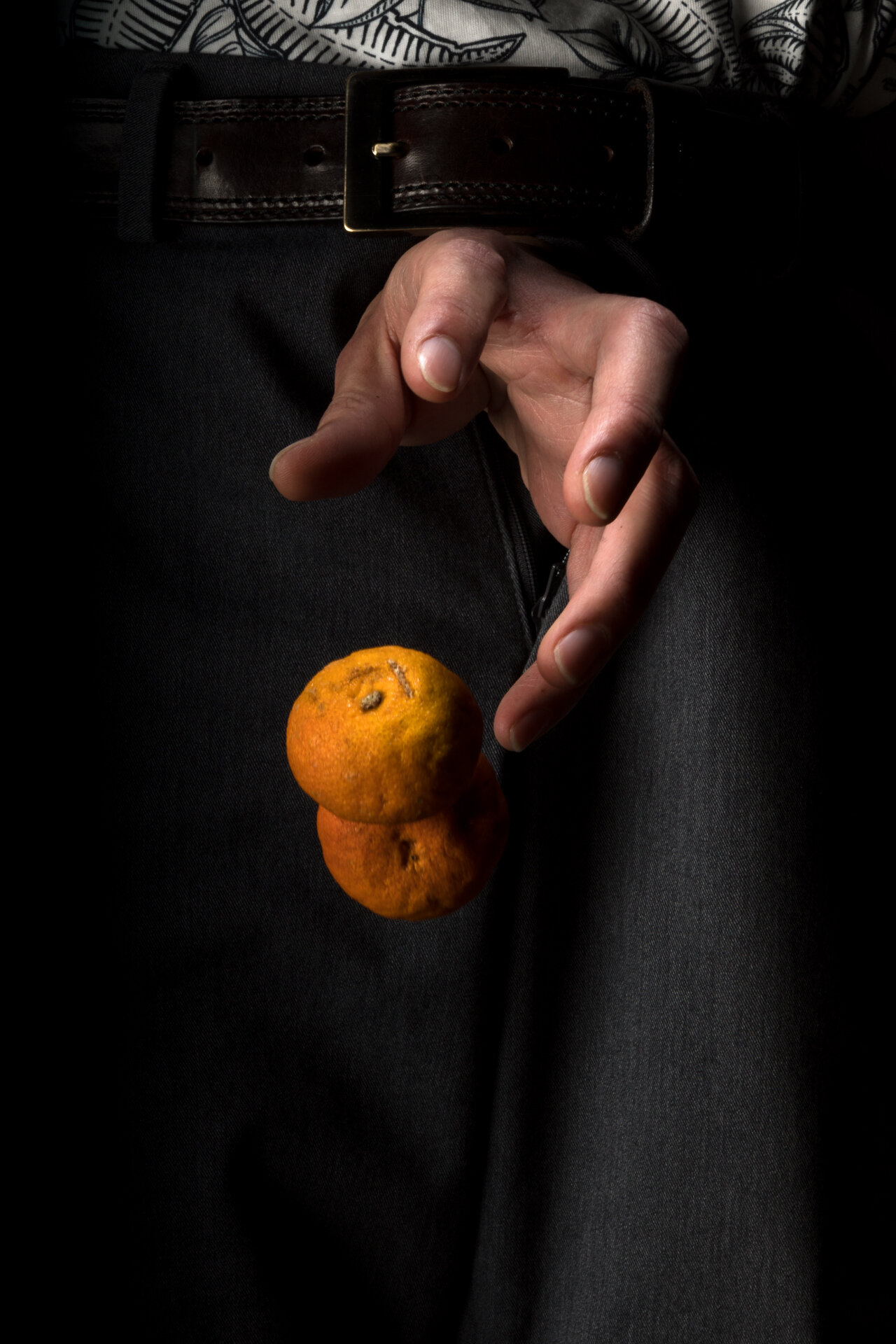 physiological-psychological-needs-Freud-Life-Death-Instincts-Maslow-male-sexual-capacity-orange-penis-dick-sex-still-life-Yi-Chen-lee-conceptual-photographer-李懿宸-photography