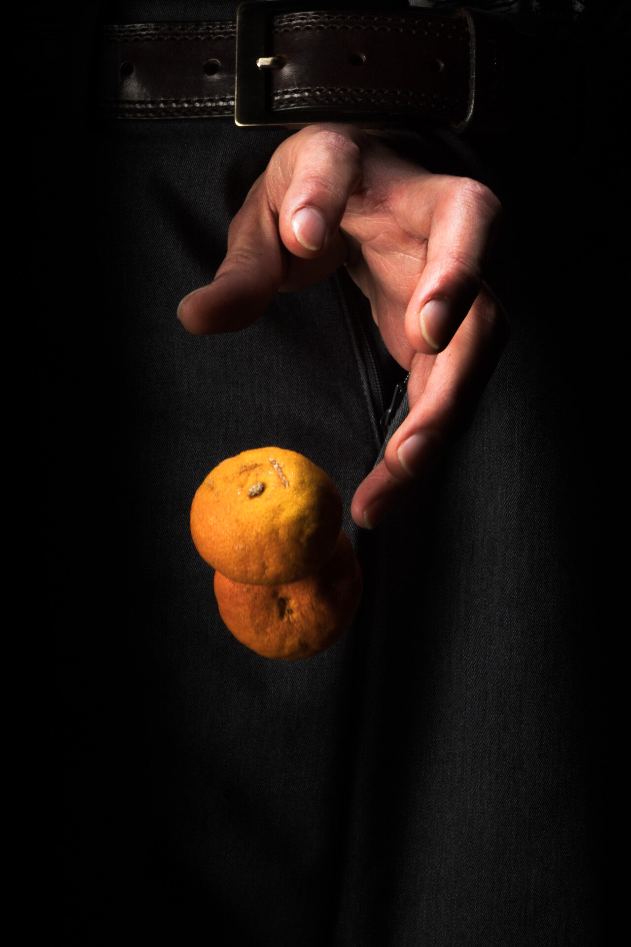 LEE-Yi-Chen-conceptual-photography-portrait-food-beauty-orange-rice-studio-conceptuel-alimentaire-beauté-orange-riz-studio-李懿宸-觀念攝影-肖像-食物-靜物-橘-米-Instinct-hand-durex-sex
