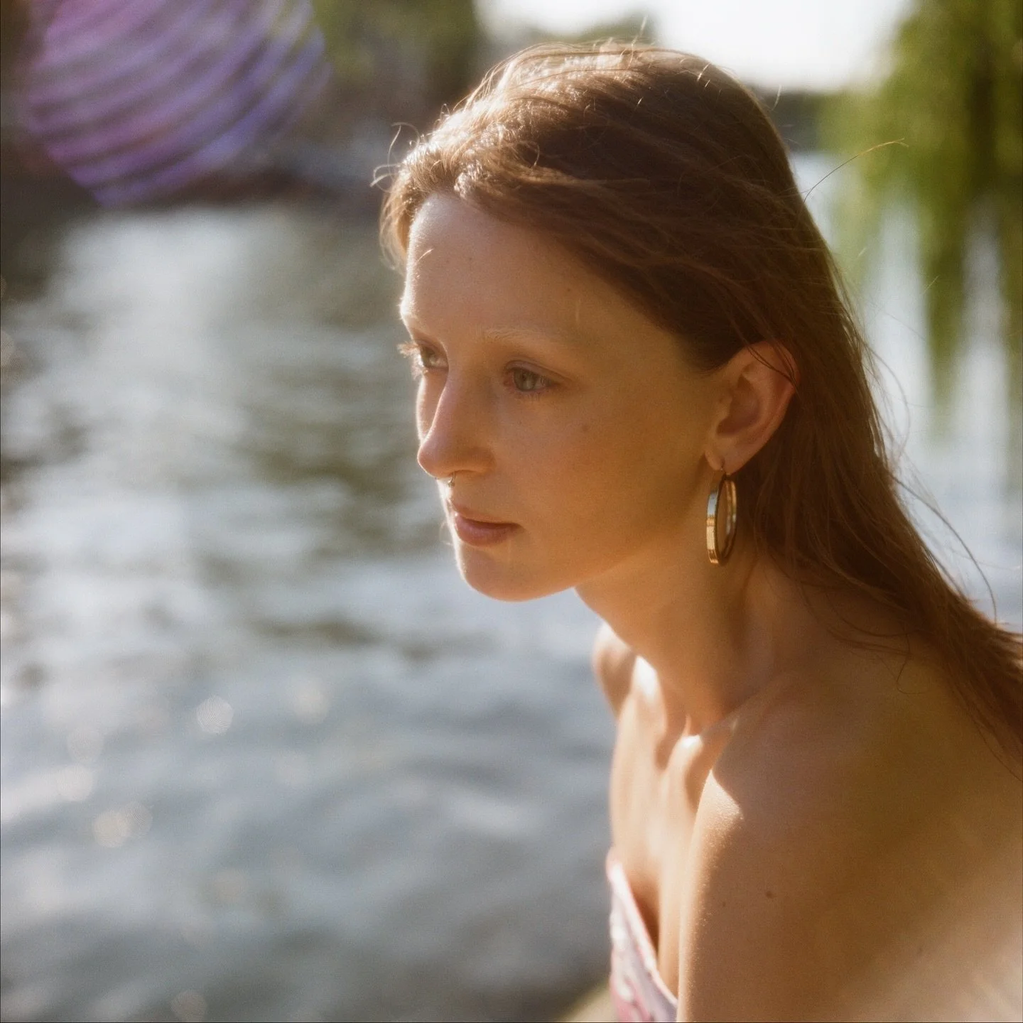 The river keeps the sound underneath.
The body folds, then becomes landscape.

/
📷 Rolleiflex 2.8E
🎞 Kodak Gold 200
🔬 @labo_negatifplus
💃 @julia_nakonechna
@kodakprofessional @kodakprofessional_europe

/
&laquo; Inner Calling &raquo;
Recherche ph