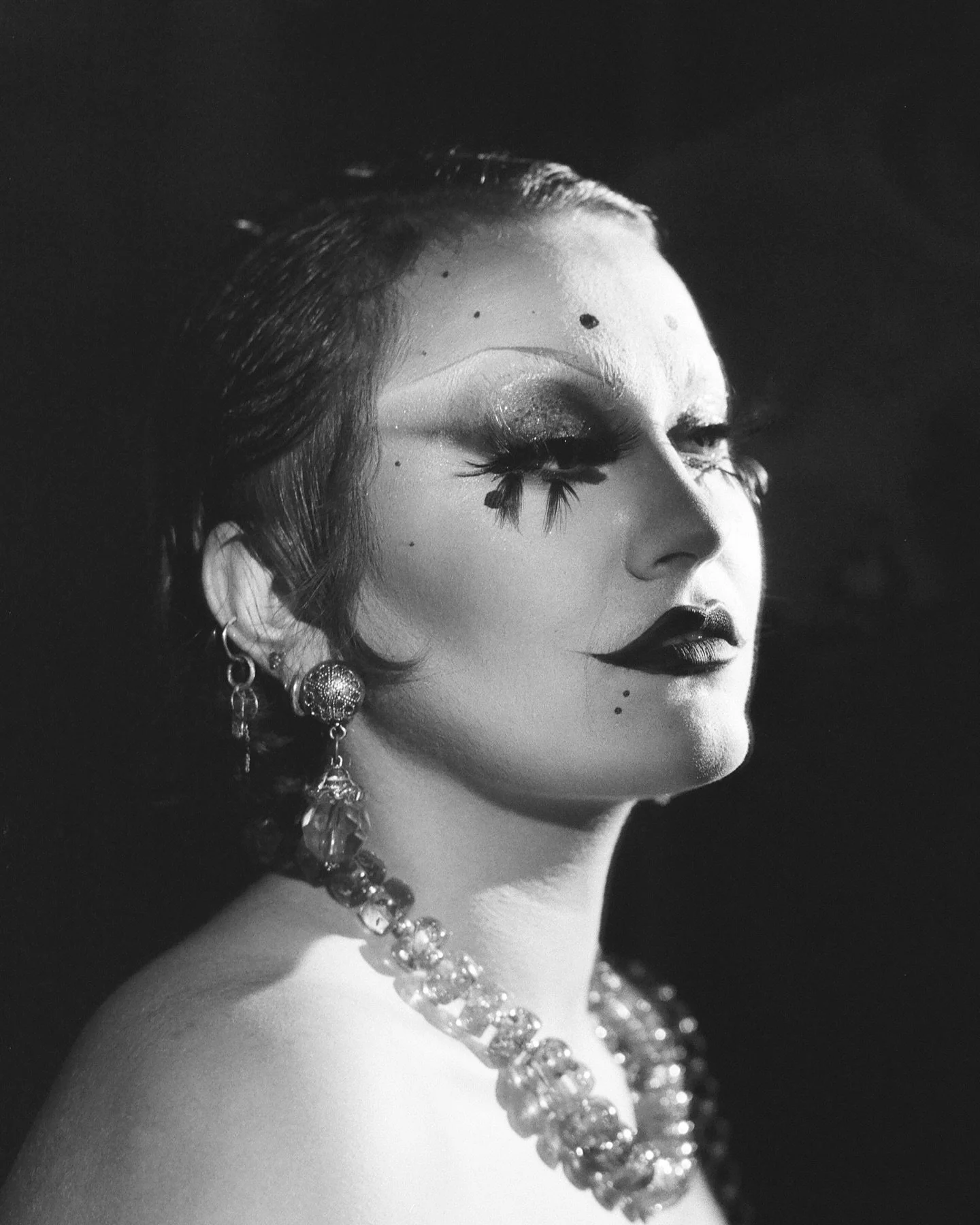 What emotion does this face keep under its drag-queen veneer?

Joyeux anniversaire, ma vie 🖤

/
📷 Rolleiflex 2.8E
🎞 Ilford HP5 Plus 400
🔬 @labo_negatifplus
🎭 @la_borgia___ @lucrecehamon

@photovogue #PVMondayEMOTIONS
#filmisnotdead #AnalogPortra