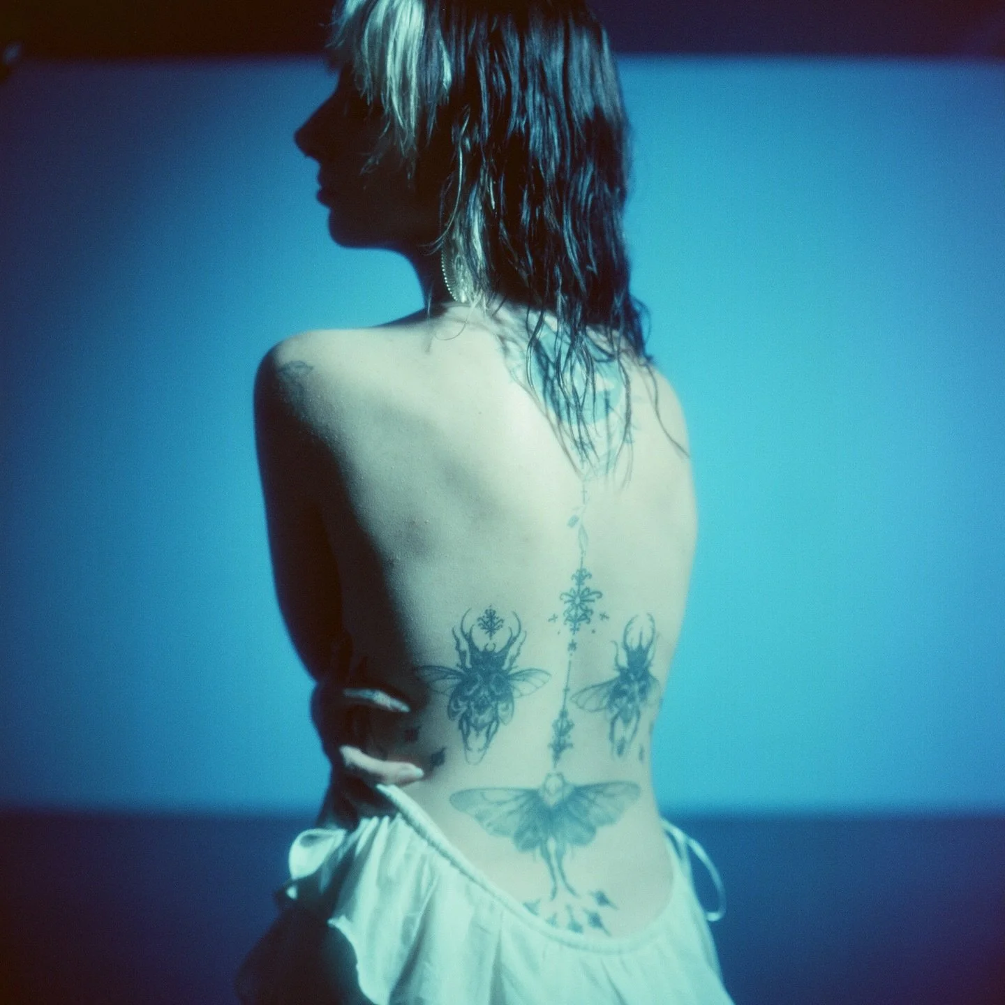 Le r&eacute;cit s&rsquo;accroche &agrave; la peau,
avance dans ce bleu calme.
La lumi&egrave;re retient le bord,
le souffle continue dans l&rsquo;ombre.

/
📷 Rolleiflex 2.8E
🎞 CineStill 800T
🔬 @labo_negatifplus
🕸️ @amer_cafe_
🟦 @lpovs 

@photovo