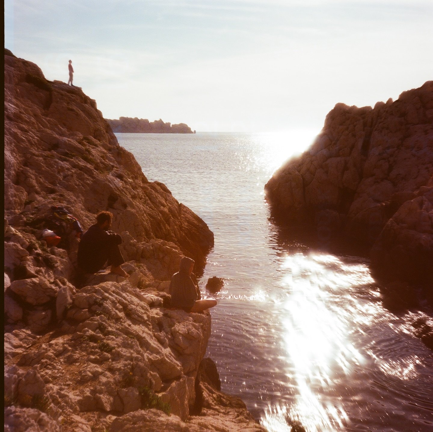 Grav&eacute; dans la lumi&egrave;re. Un beau moment aux Calanques, Marseille 2025 ✨🌊 
法國馬賽🇫🇷🧡

/
📷 Rolleiflex 2.8E
🎞 Kodak Ektar 100
🔬 @labo_negatifplus

@photovogue #PVMondayMemories
#filmisnotdead