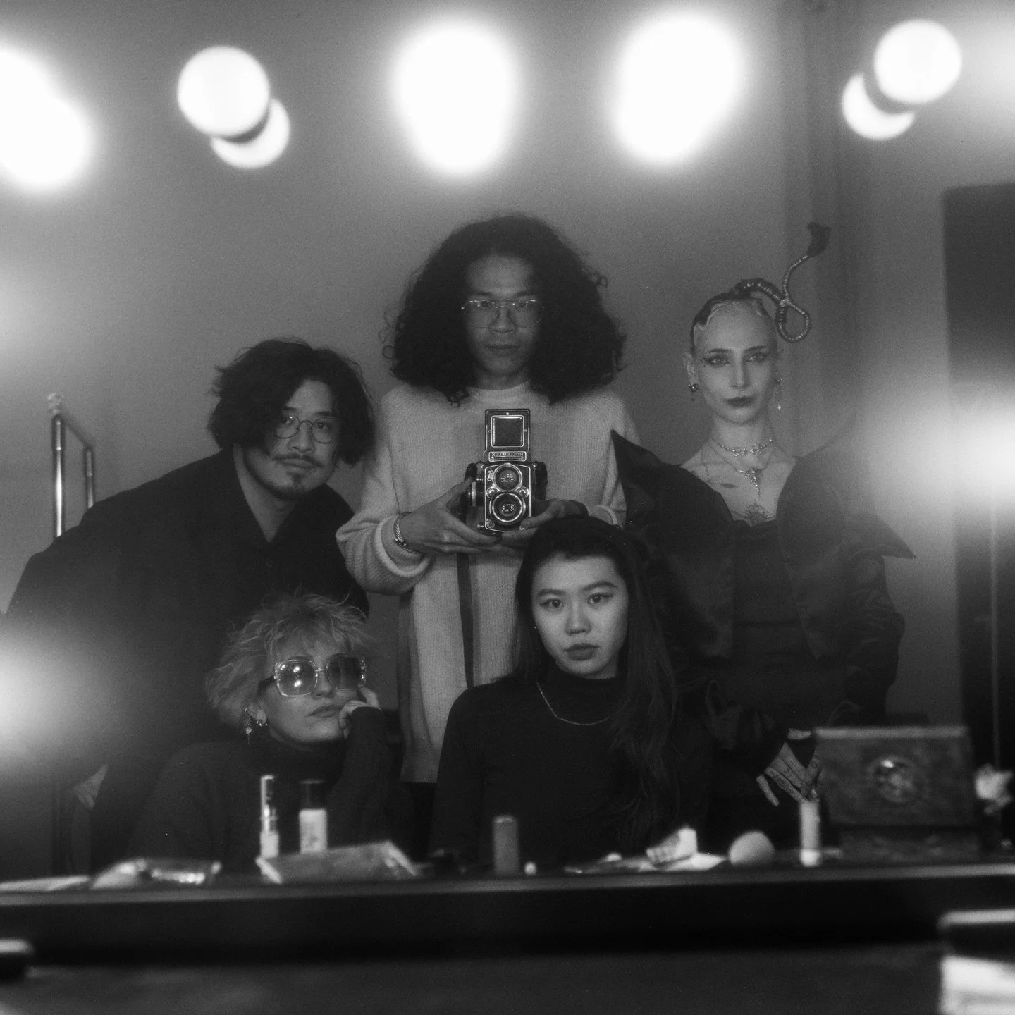love u guys 🤍🤍🤍

backstage 👀 
w/ @katherine__kai_lin @amer_cafe_ @lucrecehamon @shao_chun0701 @leeyichen.fr at @lpovs

/
📷 Rolleiflex 2.8E
🎞 Kodak T-Max 400 BW
🔬 @lilai.photo