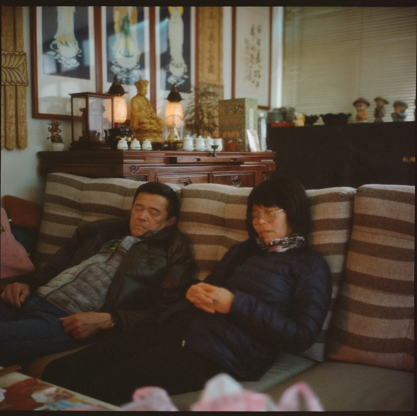 A regular afternoon at home

Nine years of living abroad, every visit feels like a fleeting dream. Time stands still here.

Captured in Taipei, Taiwan, 2025

九年旅居海外，每次回訪都像一場轉瞬即逝的夢
午後小憩的寧靜片刻，也是我最奢侈的擁有，歲月靜好

/
📷 Rolleiflex 2.8E
🎞 Kodak Portra 400
🔬 