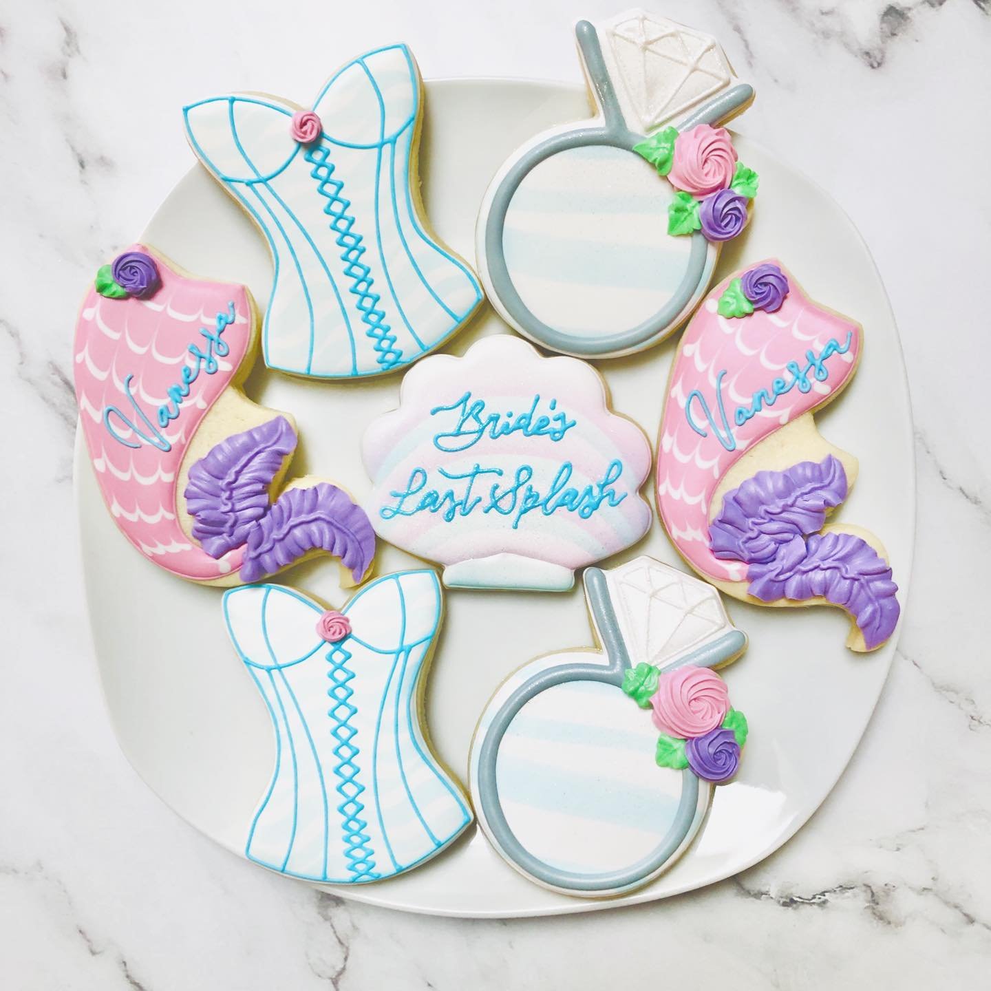 Cookies for a bridal shower! 🎉💍
.
.
.
.
#brideslastsplash #bridalshower #bridalshowercookies #weddingcookies #royalicing #royalicingcookies #cookiefavors #decoratedsugarcookies #customcookies #sugarart #sugarcraft #edibleart #cookieart #instabake #