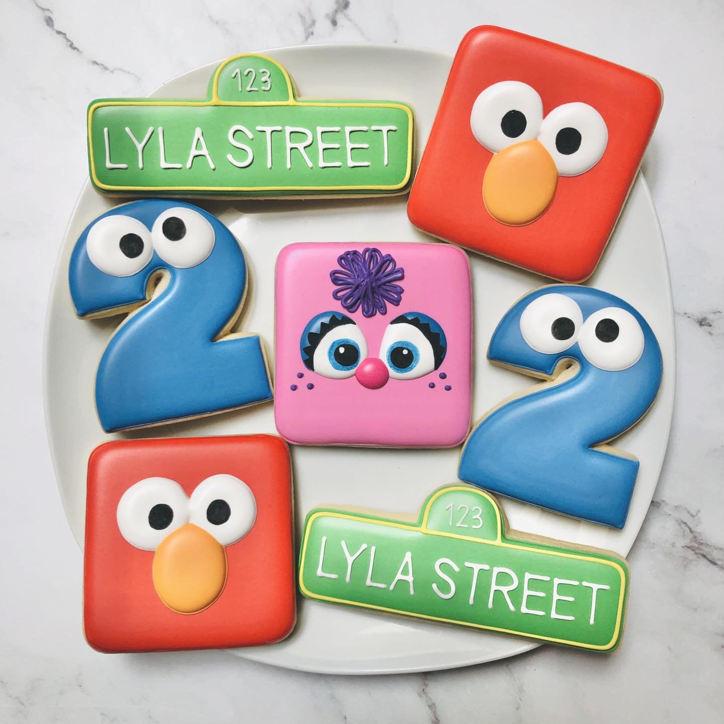Sesame Street cookies for a birthday celebration! 🎉❤️💙💚🩷
.
.
.
.
. 
#sesamestreetcookies #sesamestreet #elmo #cookiemonster #abbycadabby #thisistwo  #happybirthday #happybirthdaycookies #birthdaycookies #birthdaytreats #birthdaypartyfavors #party