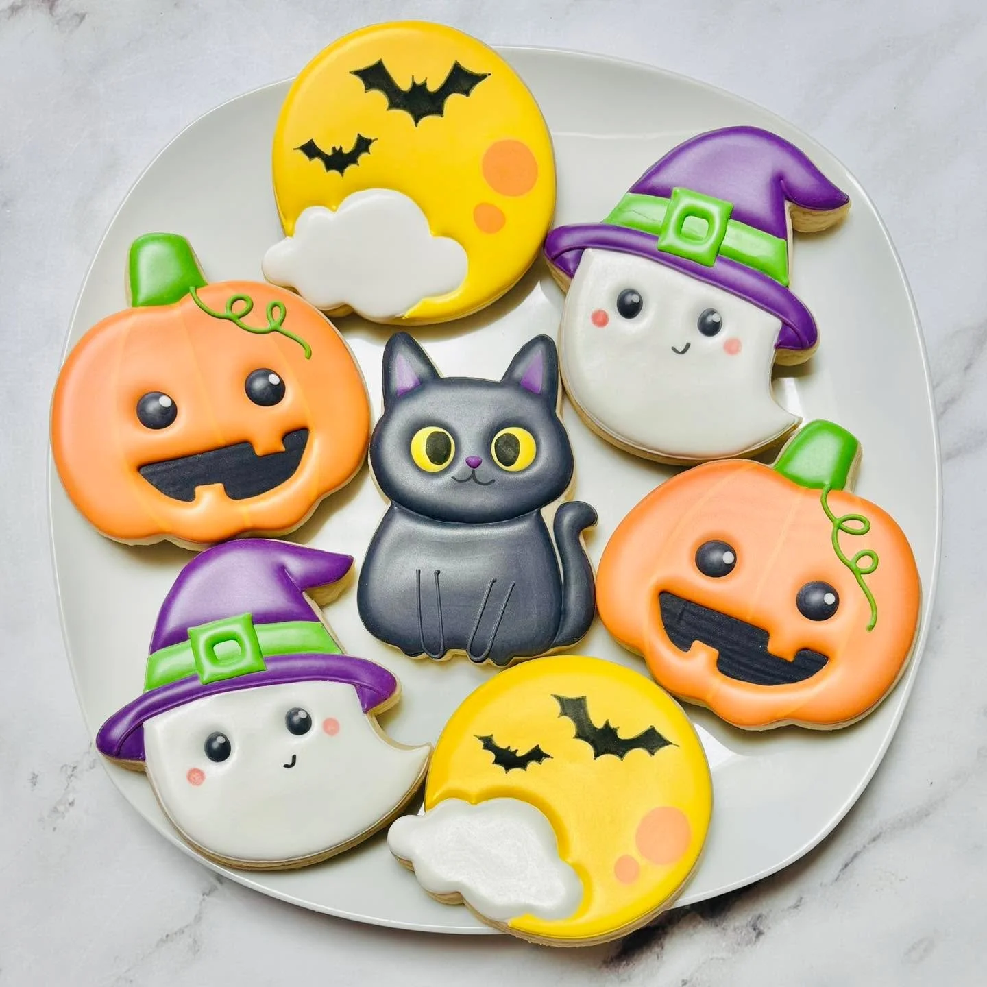 Happy Halloween! 👻🐈&zwj;⬛🌕🦇🎃
.
.
.
. 
#halloween #happyhalloween #halloweencookies #ghostcookies #pumpkincookies #boo #partyfavors #momsofinstagram #cookiefavors #royalicing #royalicingcookies #decoratedsugarcookies #customcookies #sugarart #sug