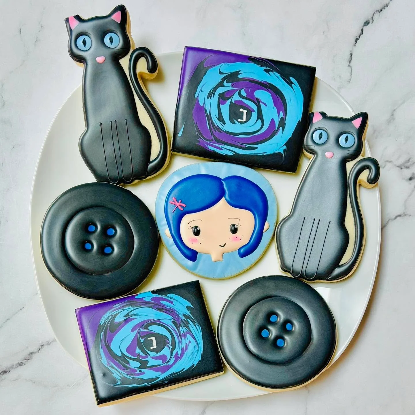 Coraline-inspired cookies for a birthday celebration! 🎉🐈&zwj;⬛
.
.
.
. 
#coralinecookies #coraline #coralinemovie #thisis14  #happybirthday #happybirthdaycookies #birthdaycookies #birthdaytreats #birthdaypartyfavors #partyfavors #momsofinstagram #c