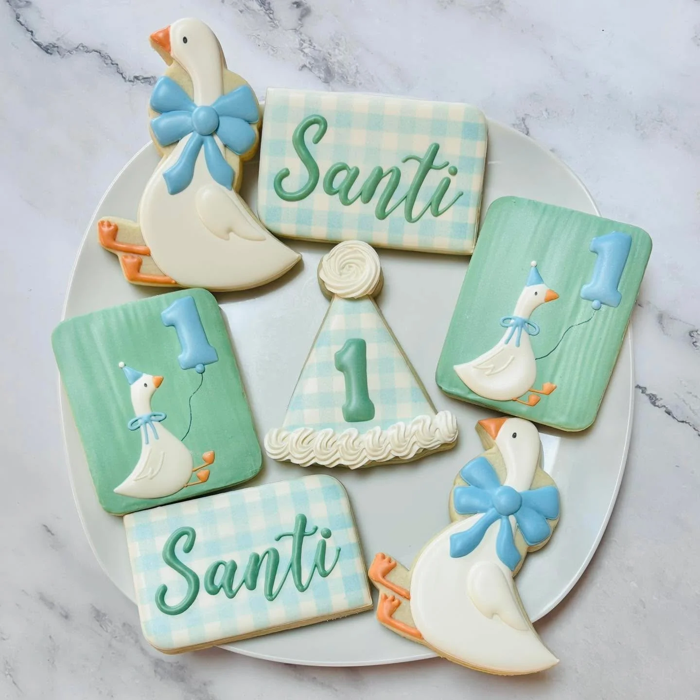 Silly goose cookies for a first birthday celebration! 🎉🪿
.
.
.
. 
#thisisone #thisis1 #sillygoose #firstbirthday #happybirthday #happybirthdaycookies #birthdaycookies #birthdaytreats #birthdaypartyfavors #partyfavors #momsofinstagram #cookiefavors 