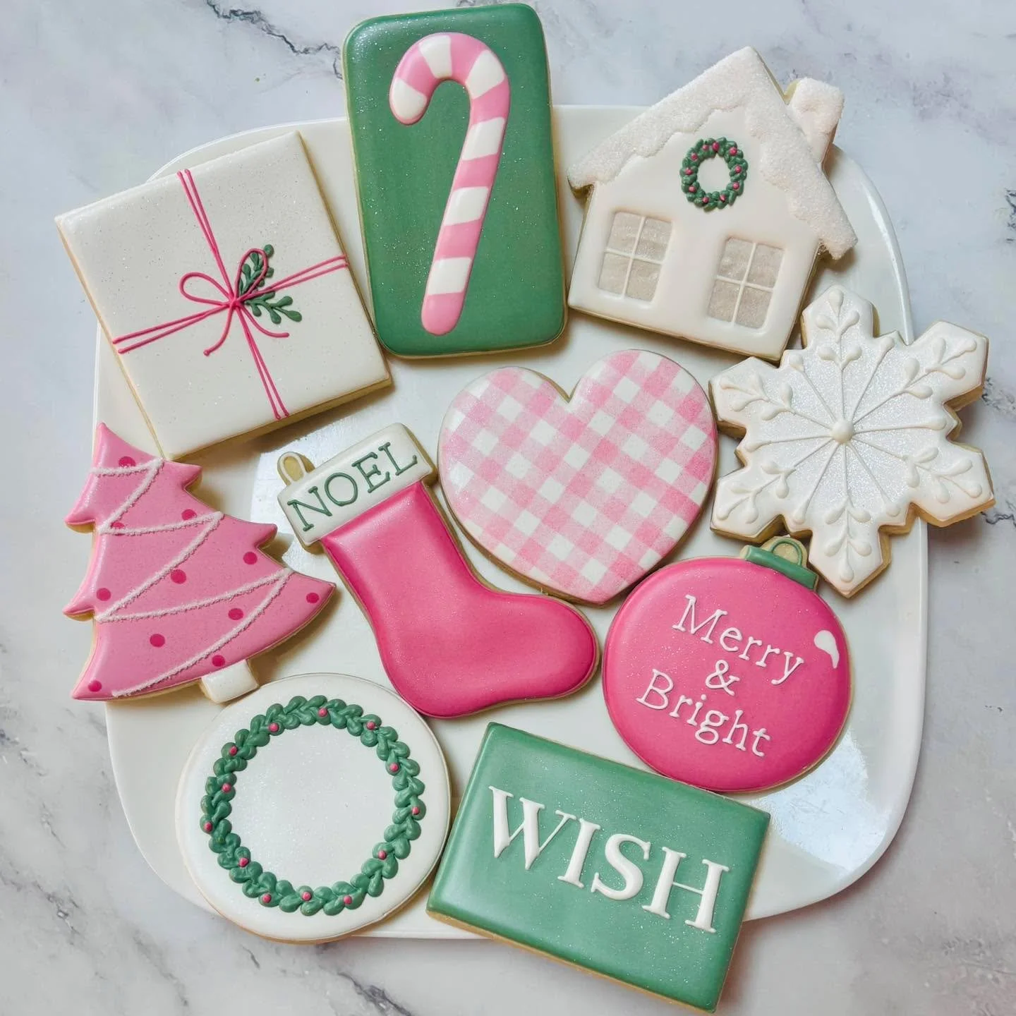 Cookies for a holiday party! 🎉🎄
.❄️🩷🎁
.
.
#merrychristmas #happyholidays  #christmascookies #christmastreats #christmas #royalicing #royalicingcookies #cookiefavors #decoratedsugarcookies #customcookies #sugarart #sugarcraft #edibleart #cookieart