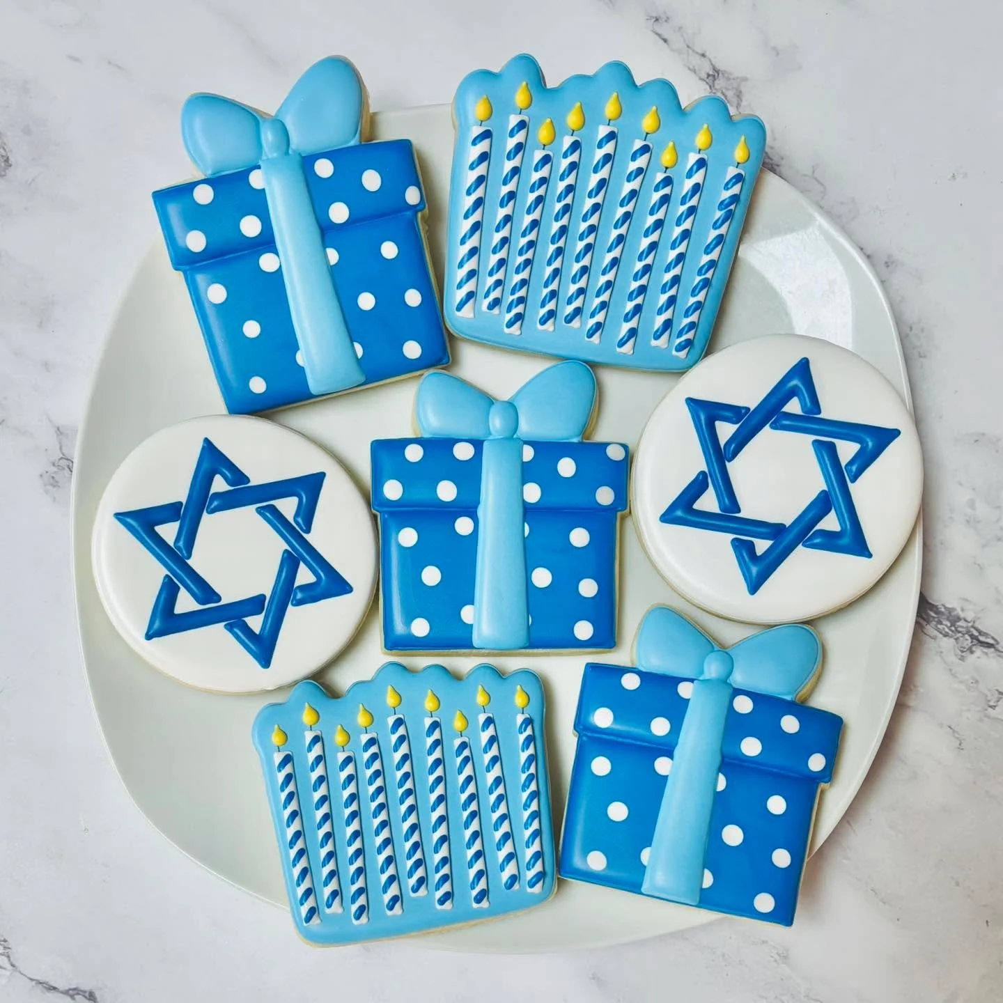 Cookies to celebrate Hanukkah! 🎉✡️💙🩵🤍
.
.
.
.
#happyhanukkah #hanukkahcookies #hanukkah #happyholidays  #royalicing #royalicingcookies #cookiefavors #decoratedsugarcookies #customcookies #sugarart #sugarcraft #edibleart #cookieart #instabake #ins