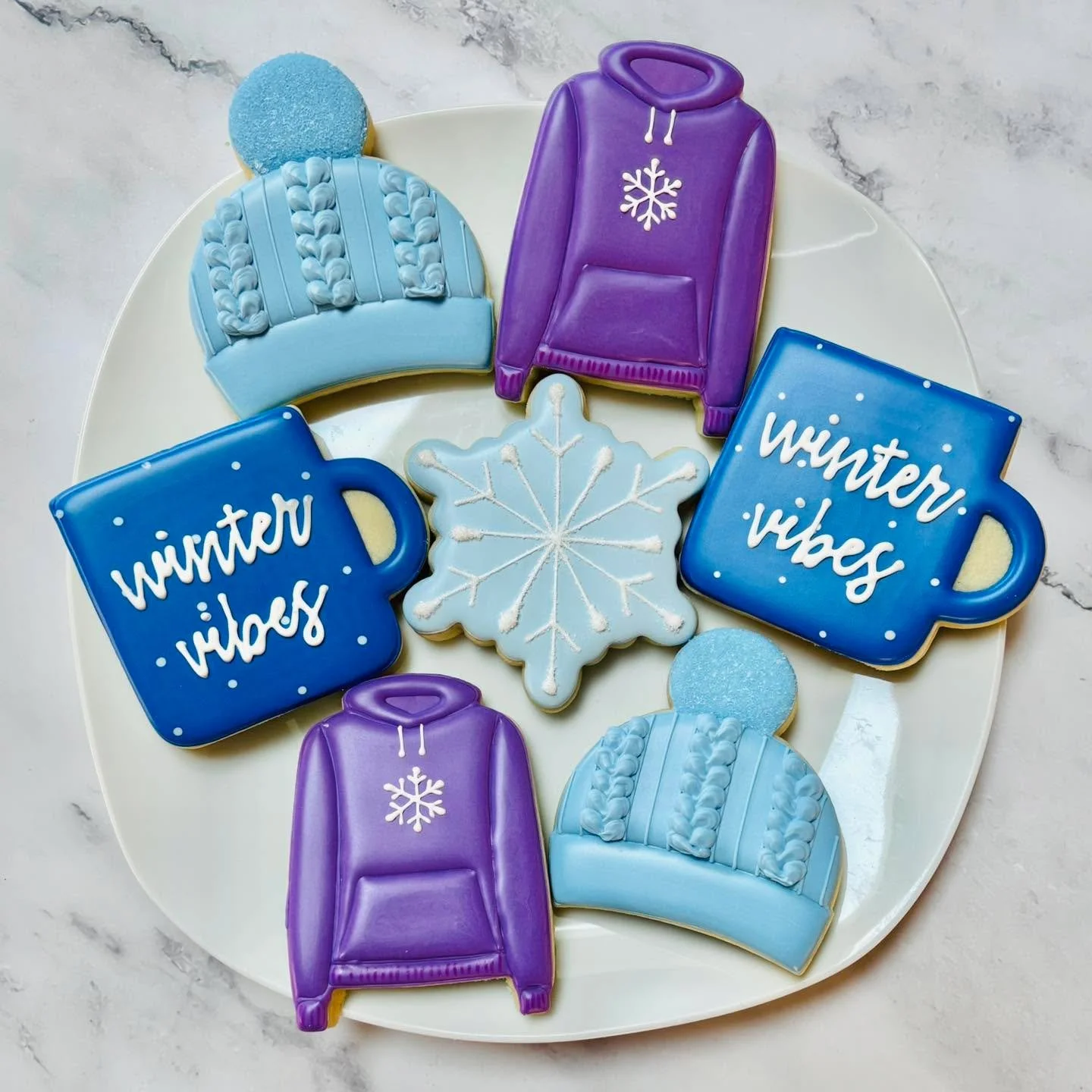 Winter treats! ❤️❄️
.
.
.
.
#wintercookies #winter #brrr  #schoolcookies #teacher #teachersofinstagram #teacherappreciationcookies #teacherappreciation #royalicing #royalicingcookies #cookiefavors #decoratedsugarcookies #customcookies #sugarart #suga
