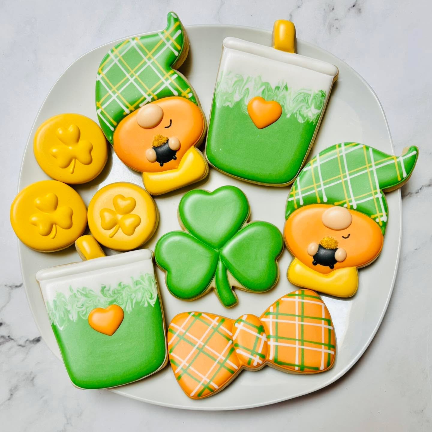 St Patrick&rsquo;s Day treats! ☘️
.
.
.
.
#stpatricksday #stpatricksdaycookies  #schoolcookies #teacher #shamrock #teachersofinstagram #teacherappreciationcookies #teacherappreciation #royalicing #royalicingcookies #cookiefavors #decoratedsugarcookie