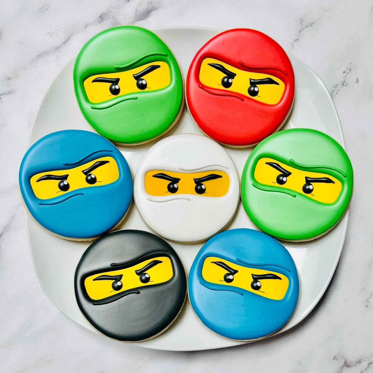 Ninjago cookies for a birthday celebration! 🎉🥷
.
.
.
. 
#ninjago #ninjagocookies #lego #legogram #happybirthday #happybirthdaycookies #birthdaycookies #birthdaytreats #birthdaypartyfavors #partyfavors #momsofinstagram #cookiefavors #royalicing #roy