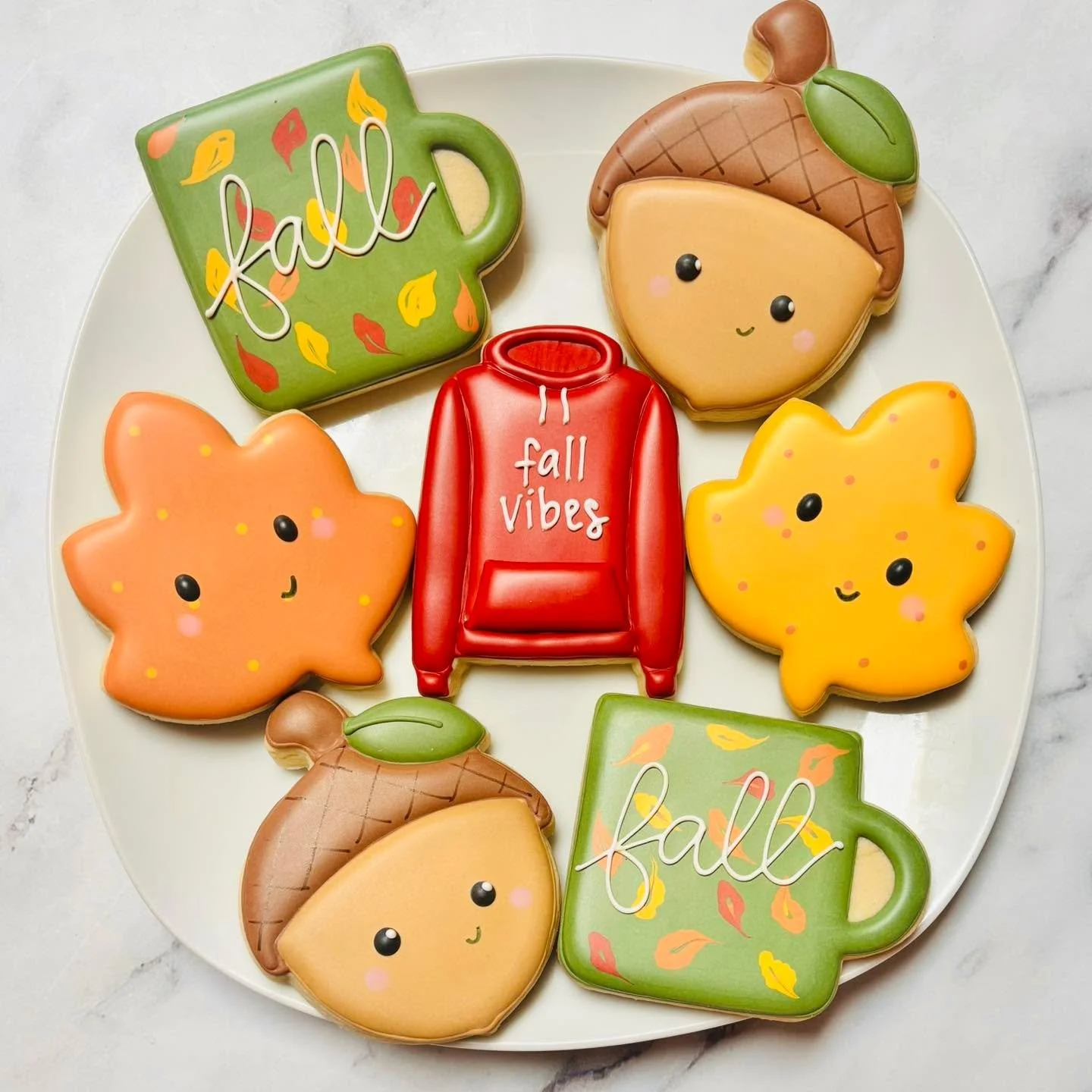 Cookies to celebrate the best season ever! 🍃🍁
.
.
.
.
#fallseason #fallvibes🍁  #schoolcookies #teacher #teachersofinstagram #teacherappreciationcookies #teacherappreciation #royalicing #royalicingcookies #cookiefavors #decoratedsugarcookies #custo