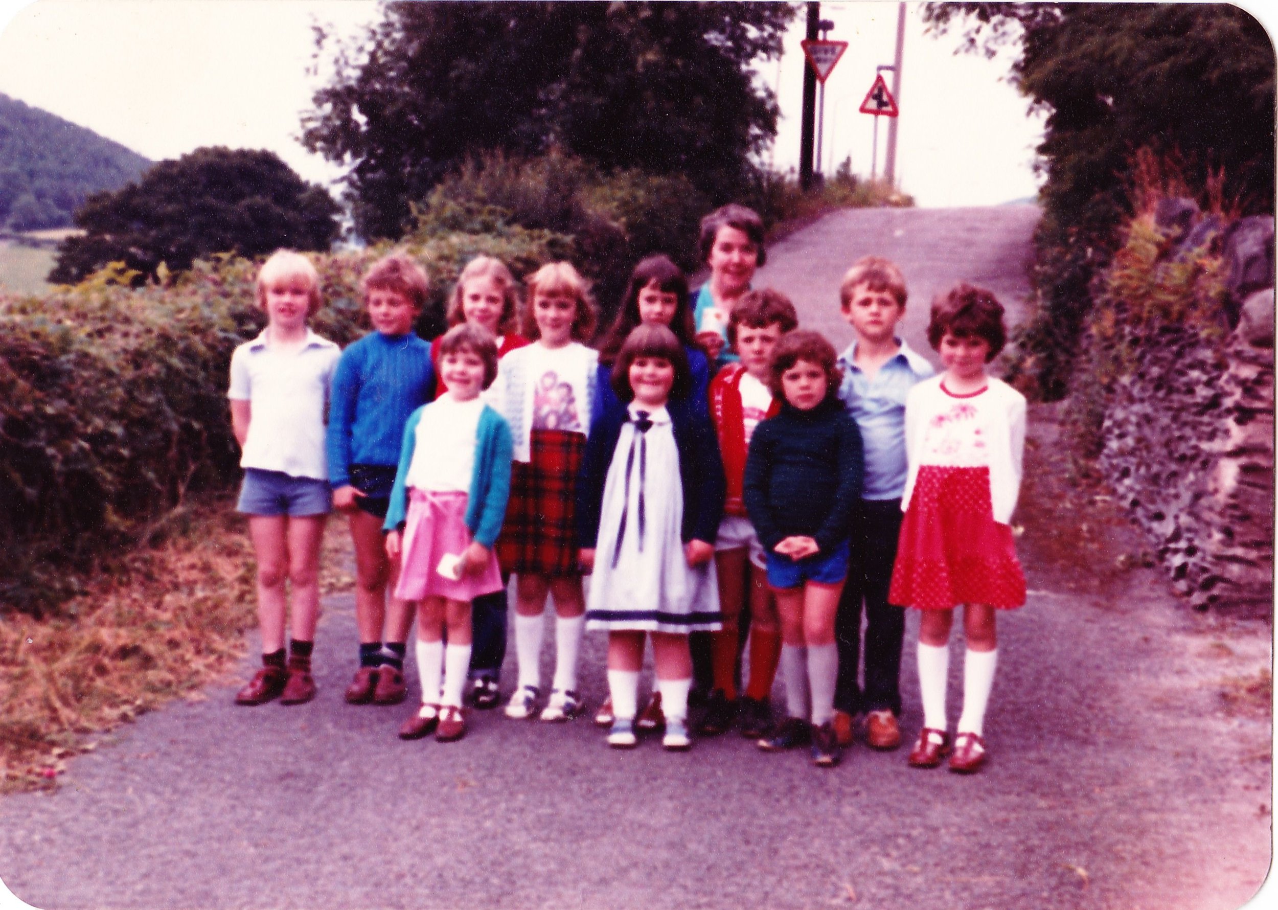 Gwladys school party to see new frogs 1981.jpg