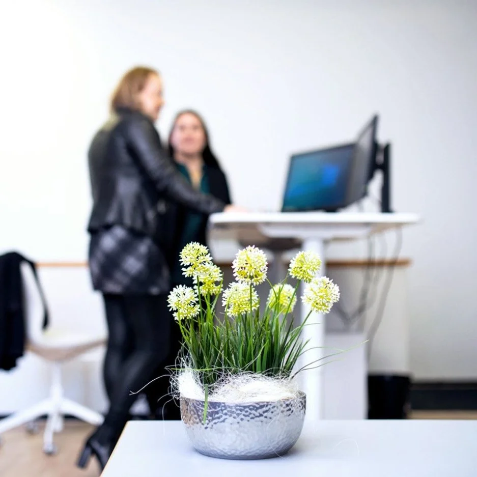 Tunnelmakuva, jossa pöydällä kukkia.