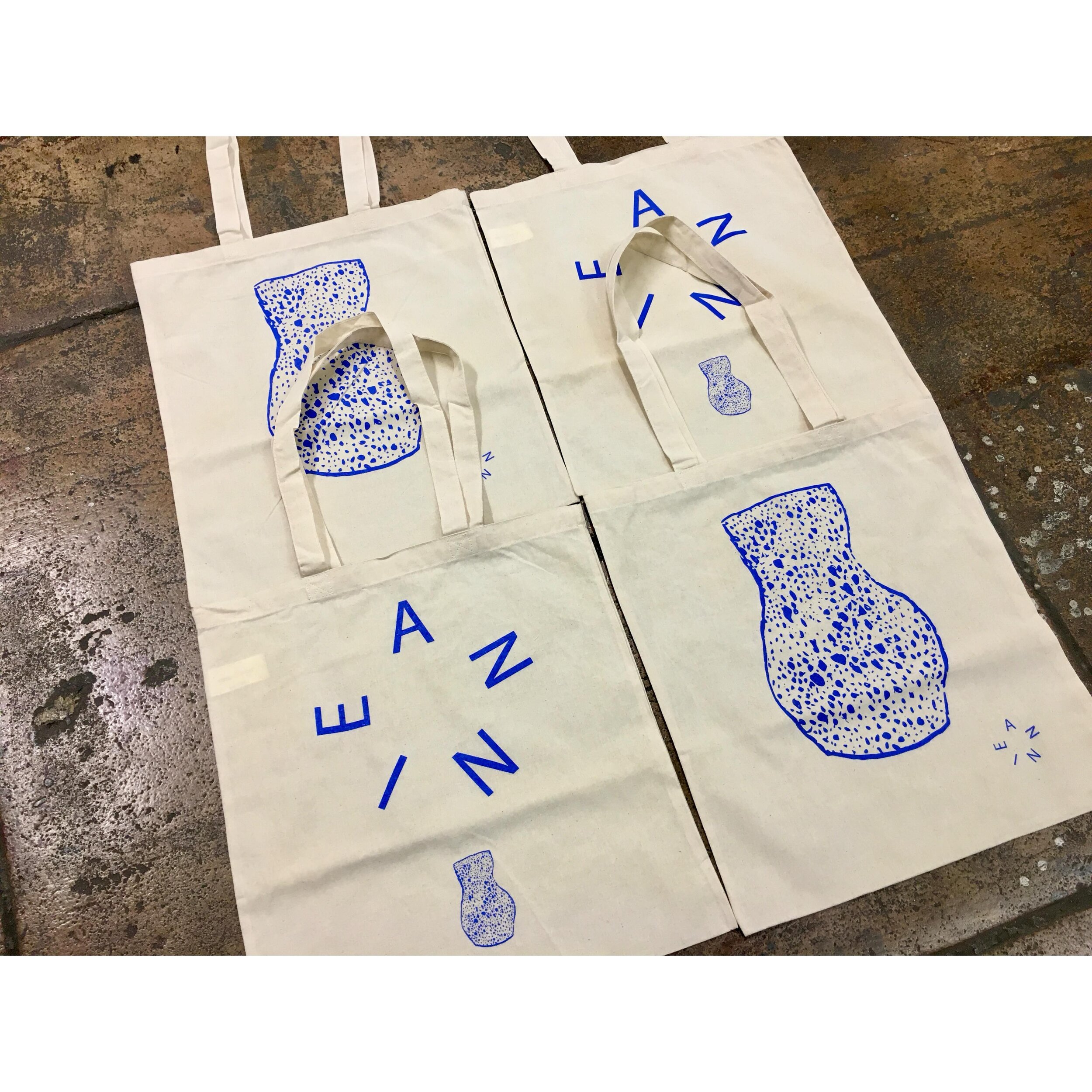 More @annierayssepottery totes.