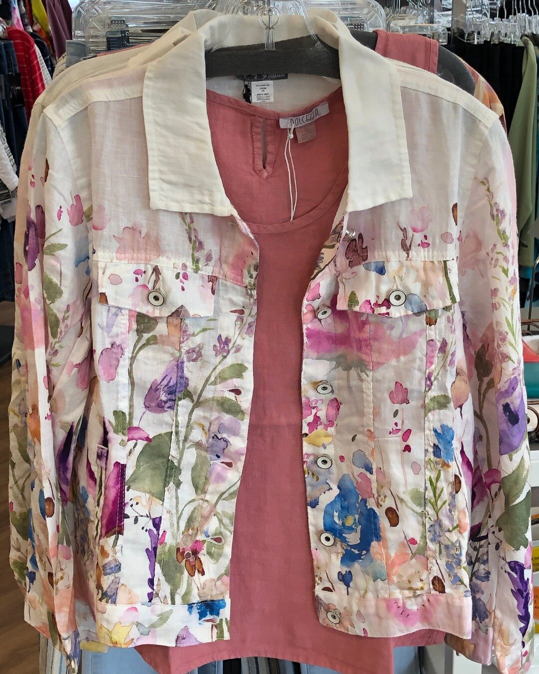This stunning white jacket with watercolor floral details is the perfect way to add a pop of color to any outfit. Dress it up or down, this versatile piece is a wardrobe staple! 🌸🌿