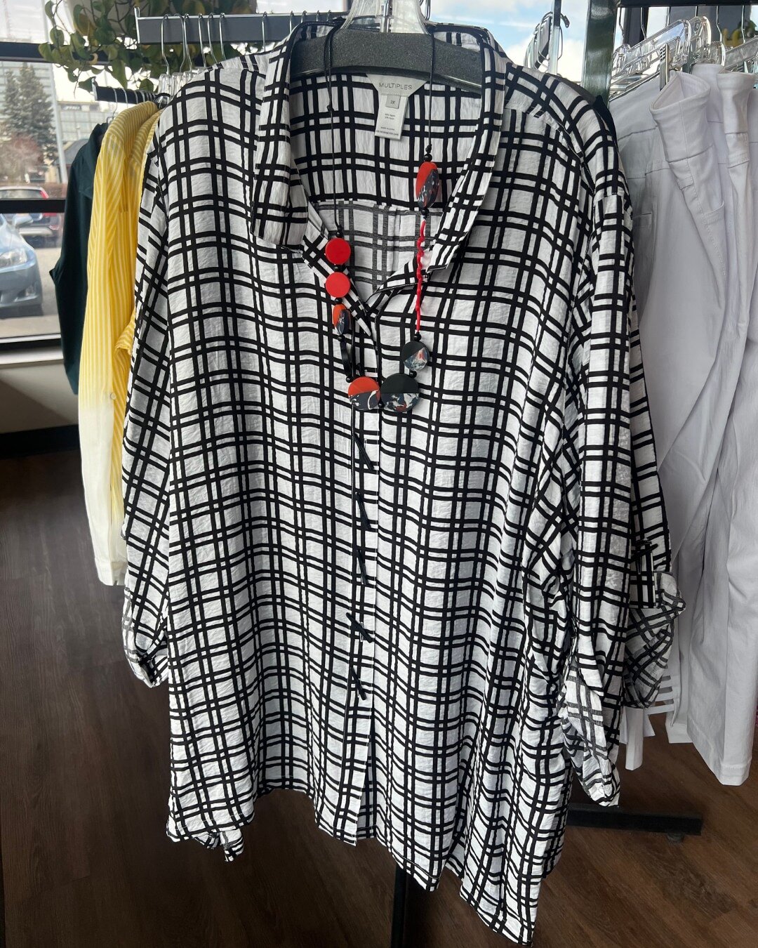 Black and white never goes out of style! 🤍 
Pair this classic button-up shirt with a statement accessory, like this bright red necklace, to take your look to the next level! ⚡️
.
#anchorageboutique #alaskaboutique #akshoplocal #portfolioak