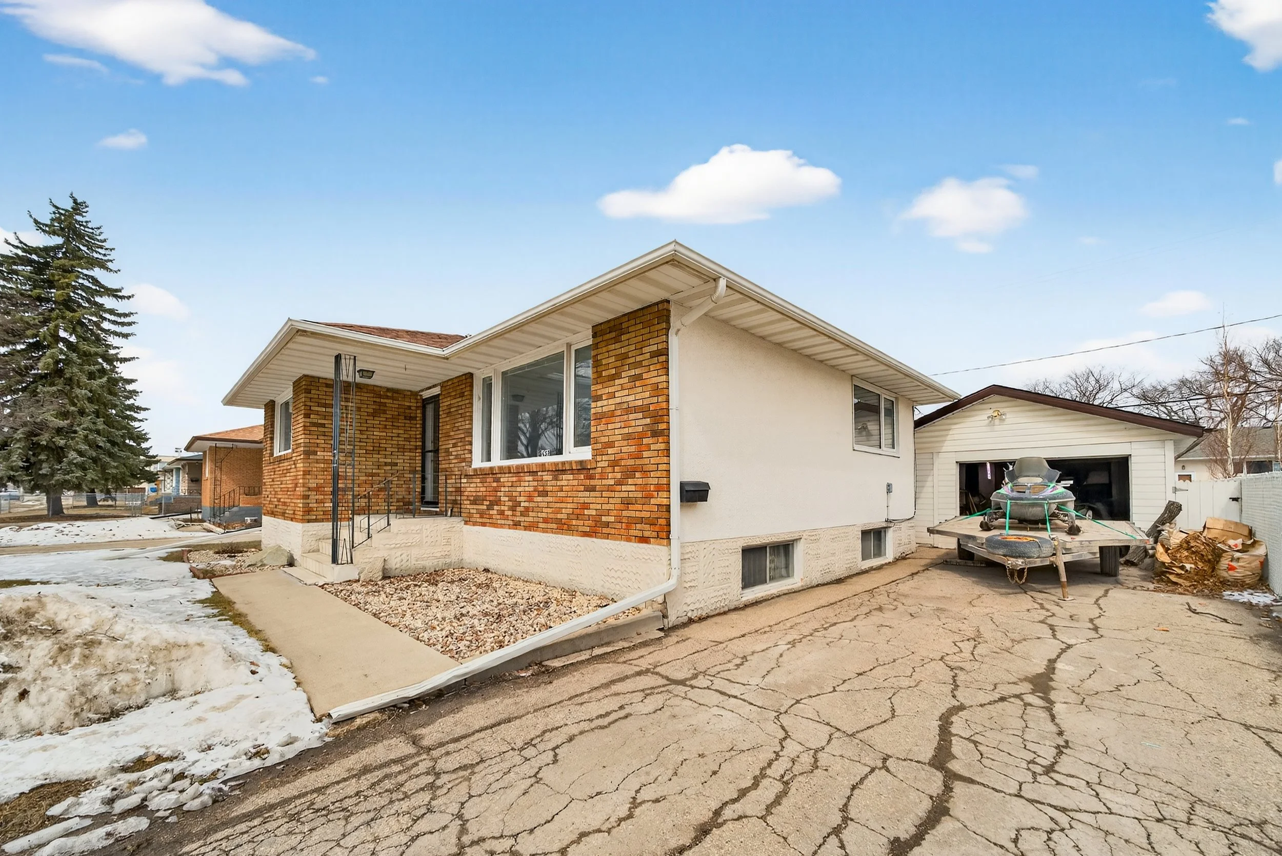 433 Regent Avenue West o (1).jpg