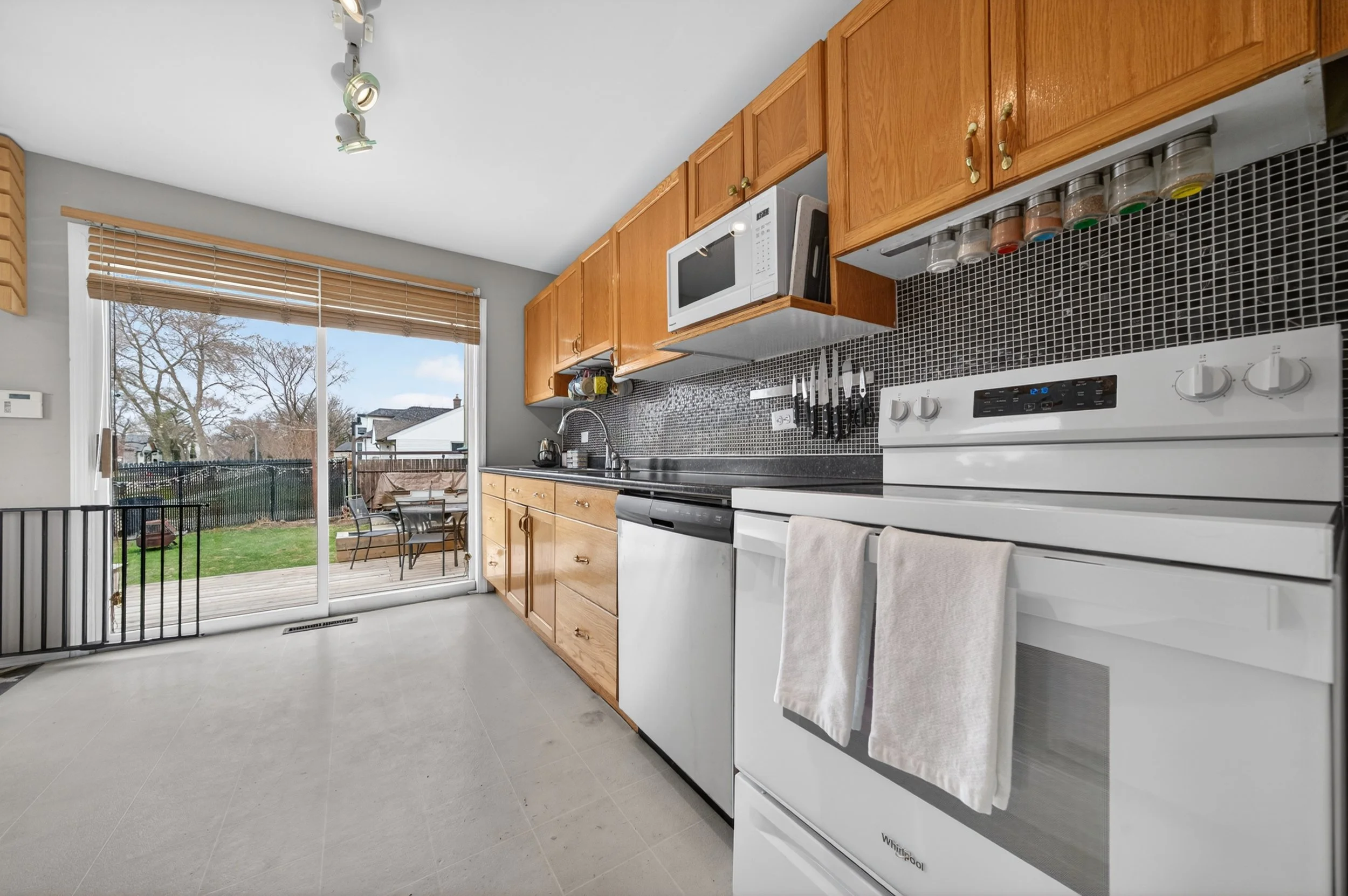 763 archibald street a kitchen (1).jpg
